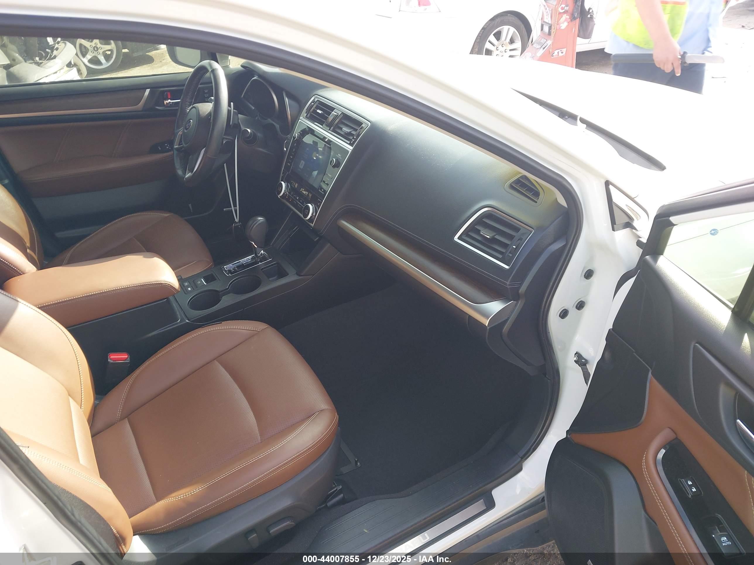 SUBARU OUTBACK image 5