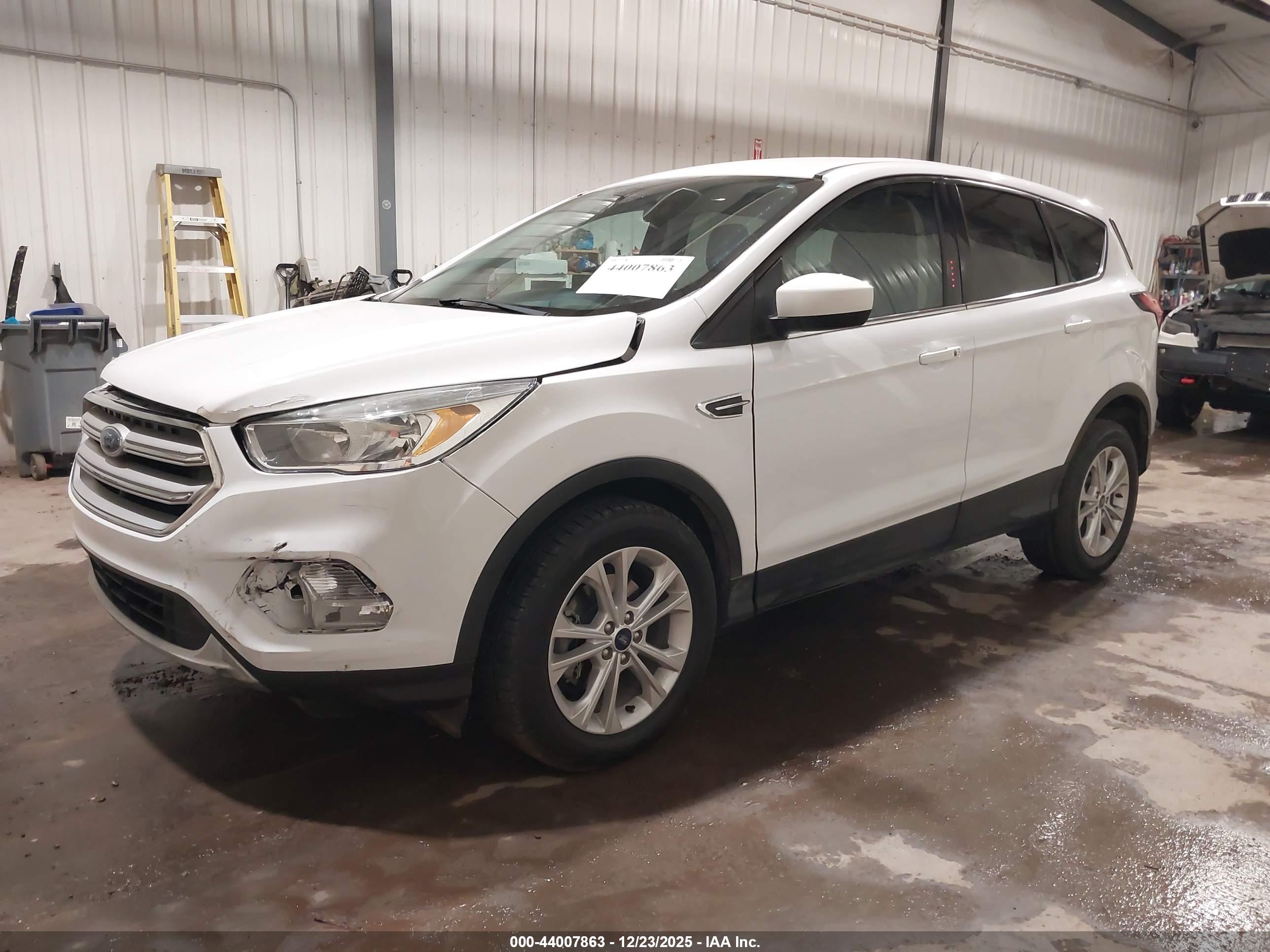FORD ESCAPE image 2