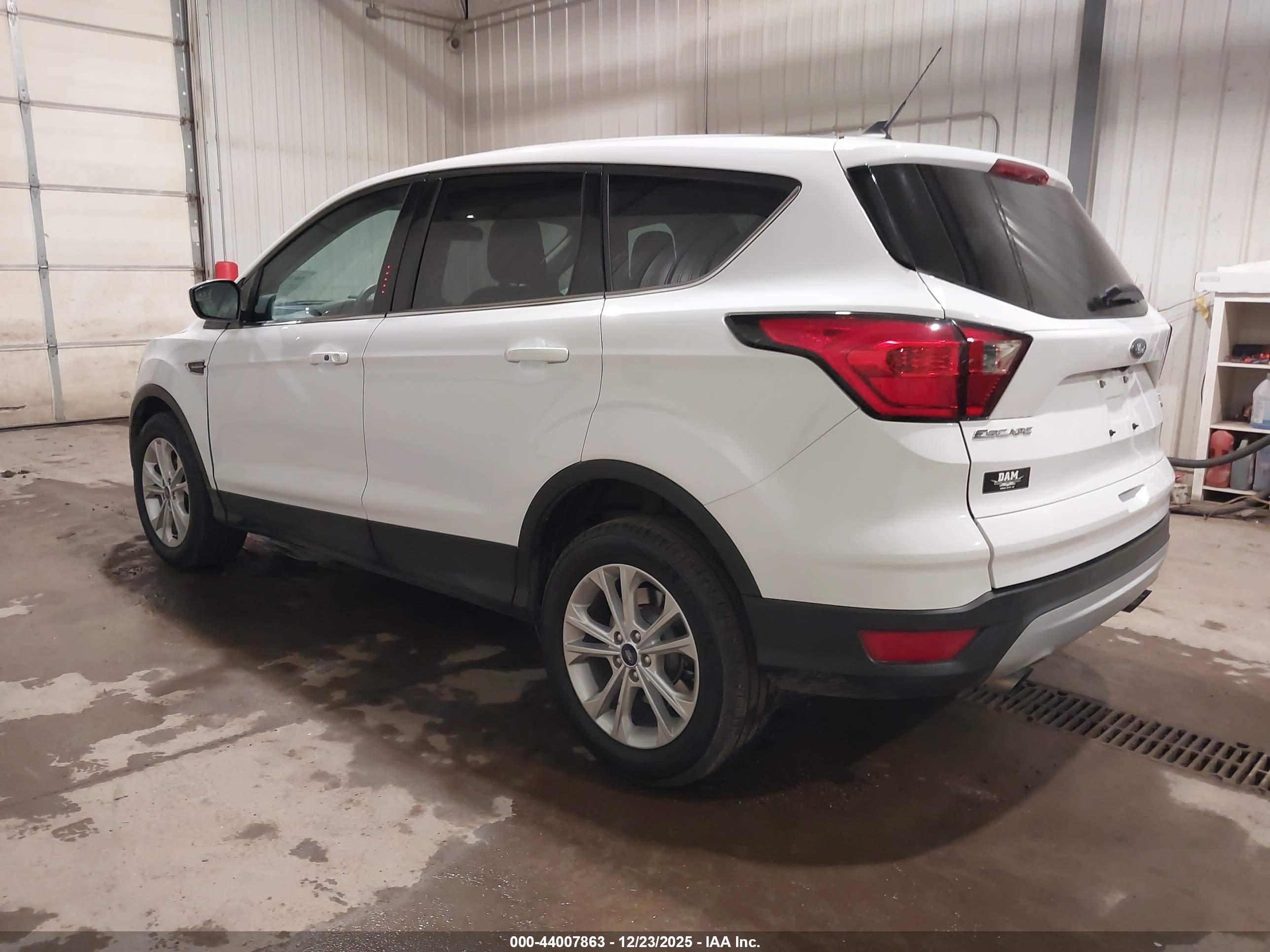 FORD ESCAPE image 3