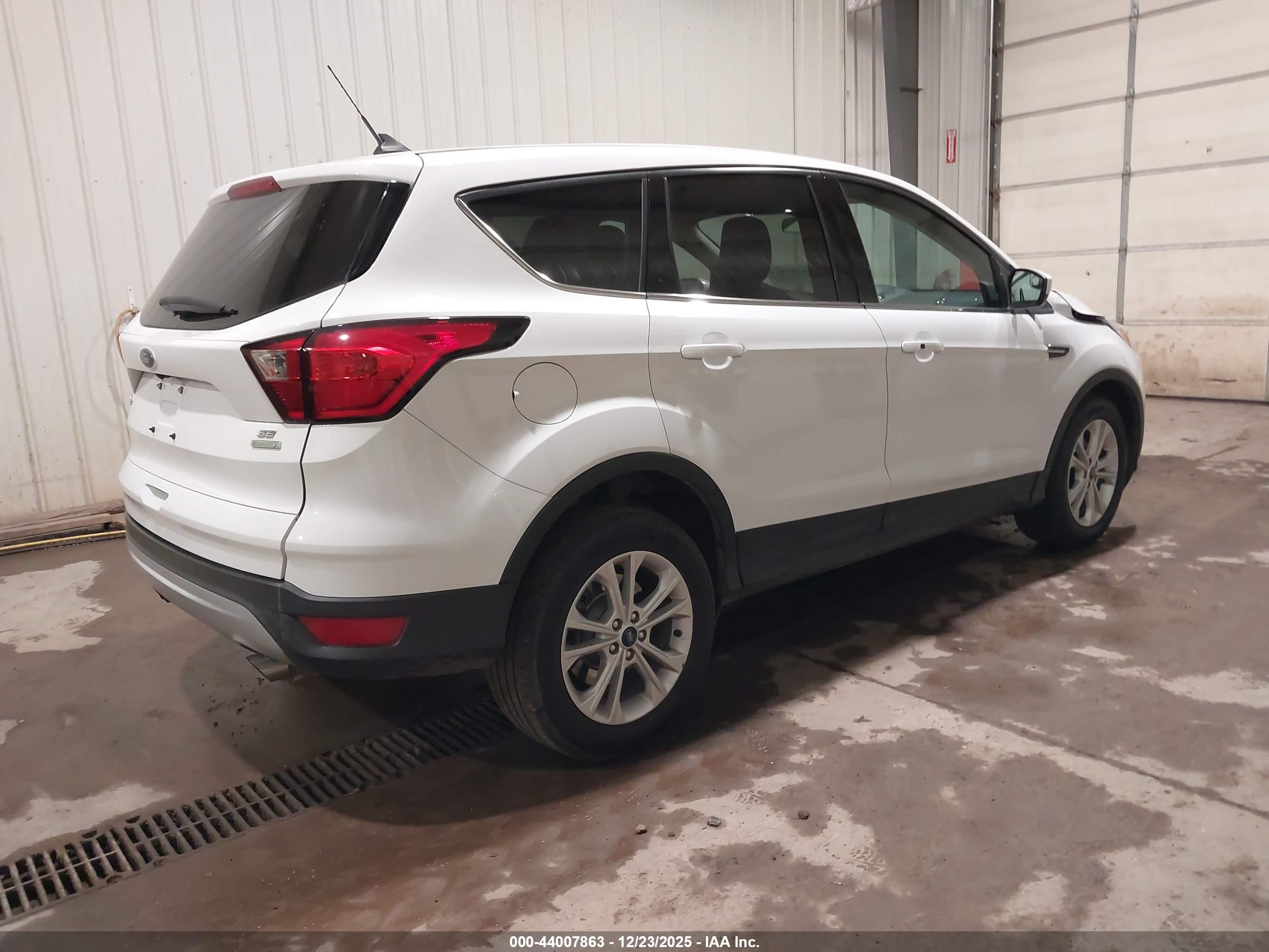 FORD ESCAPE image 4