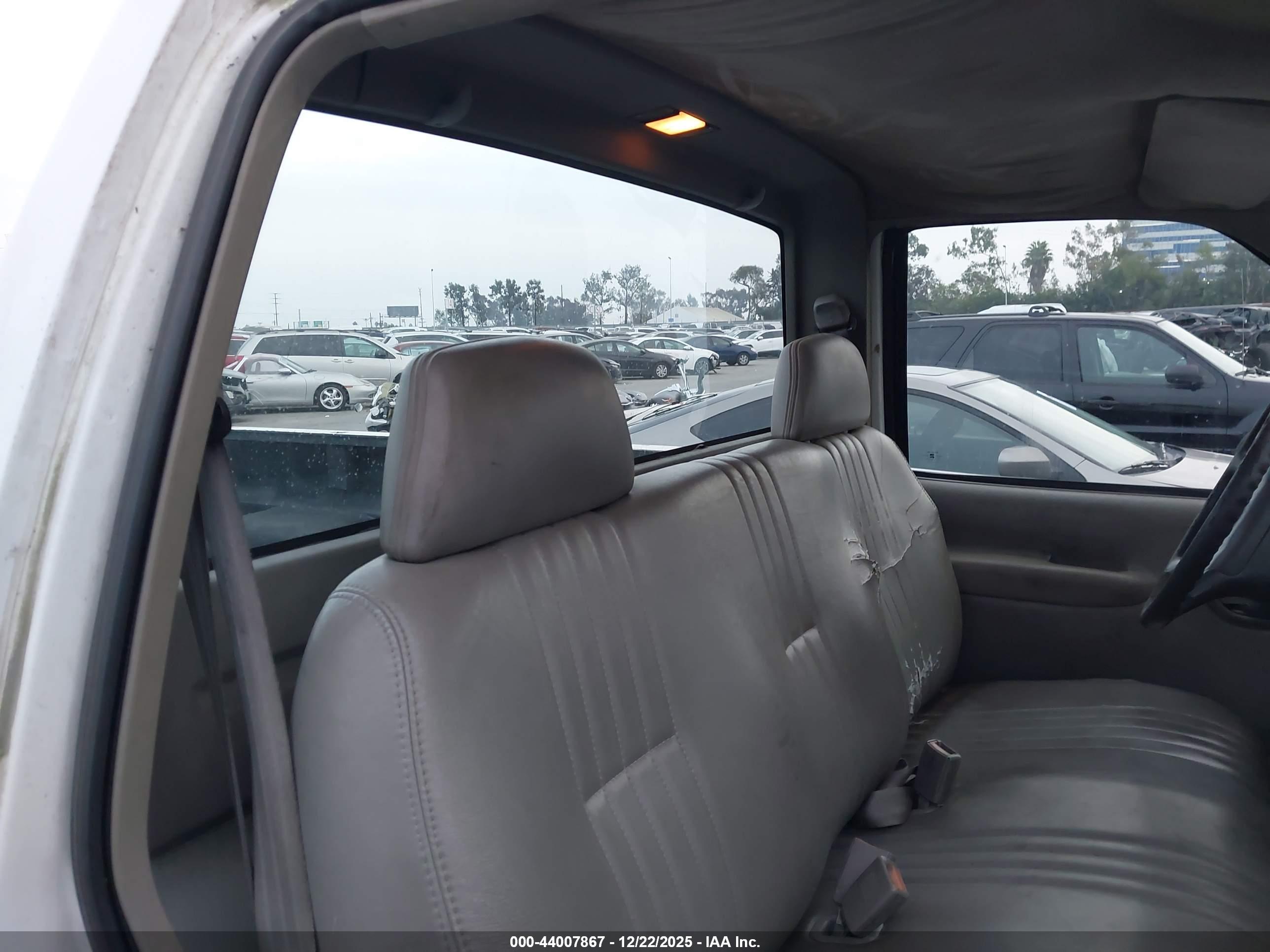 CHEVROLET C2500 image 8