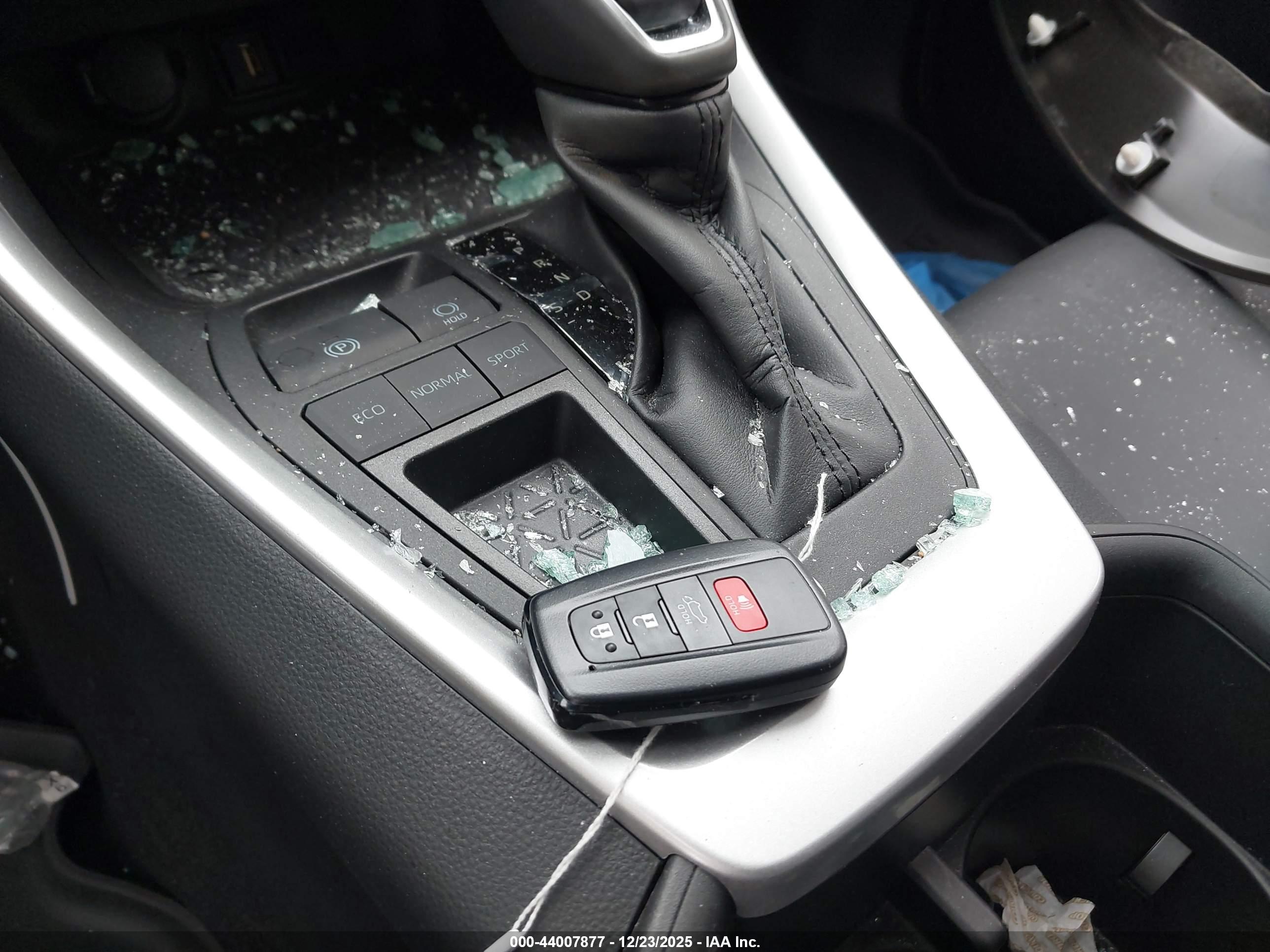 TOYOTA RAV4 image 11