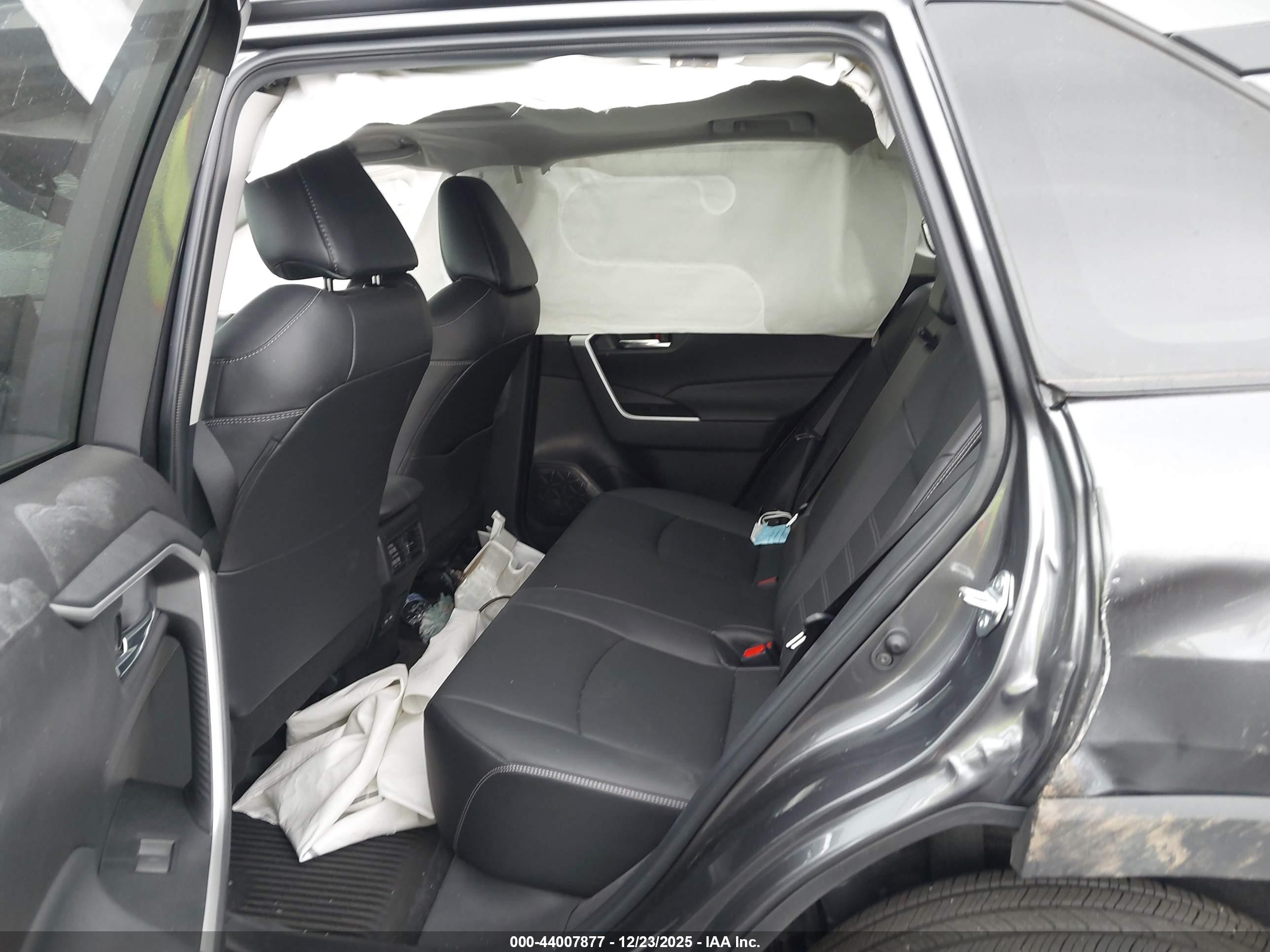 TOYOTA RAV4 image 8