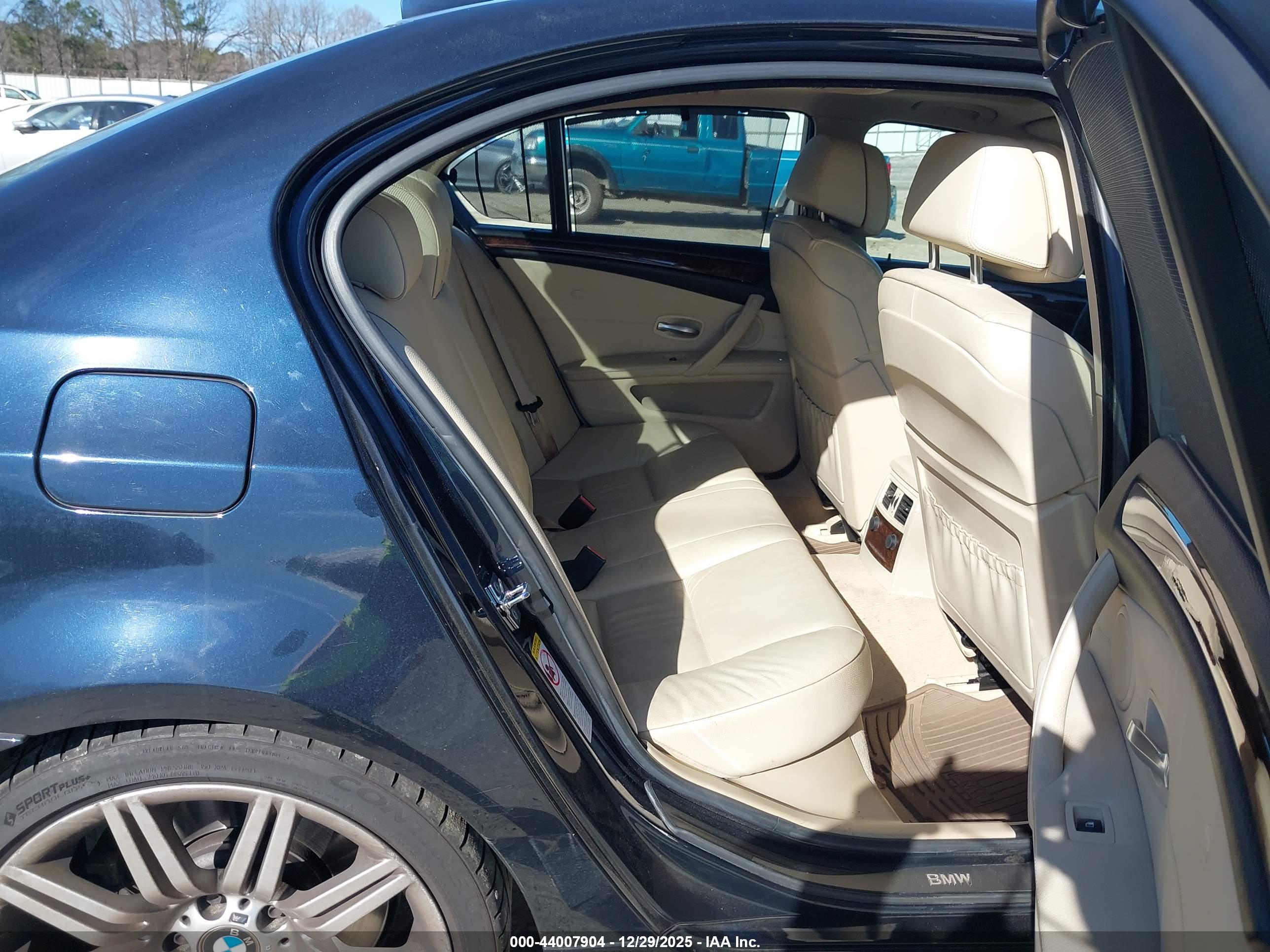 BMW 550I image 8