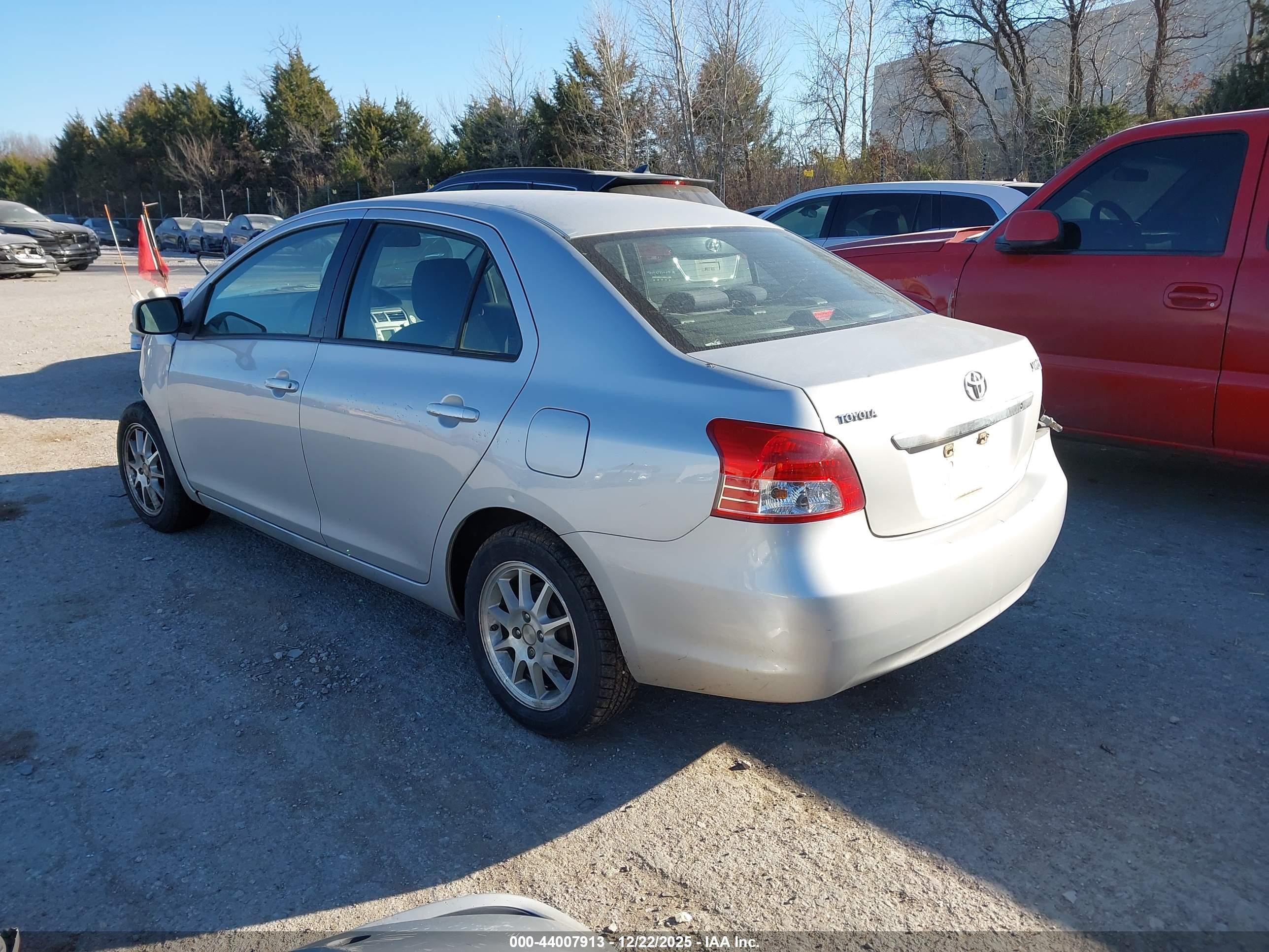 TOYOTA YARIS image 3