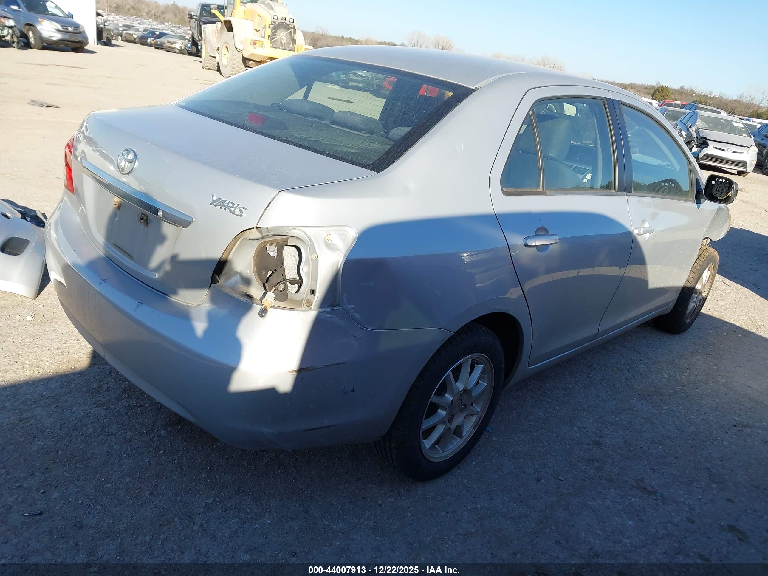TOYOTA YARIS image 4