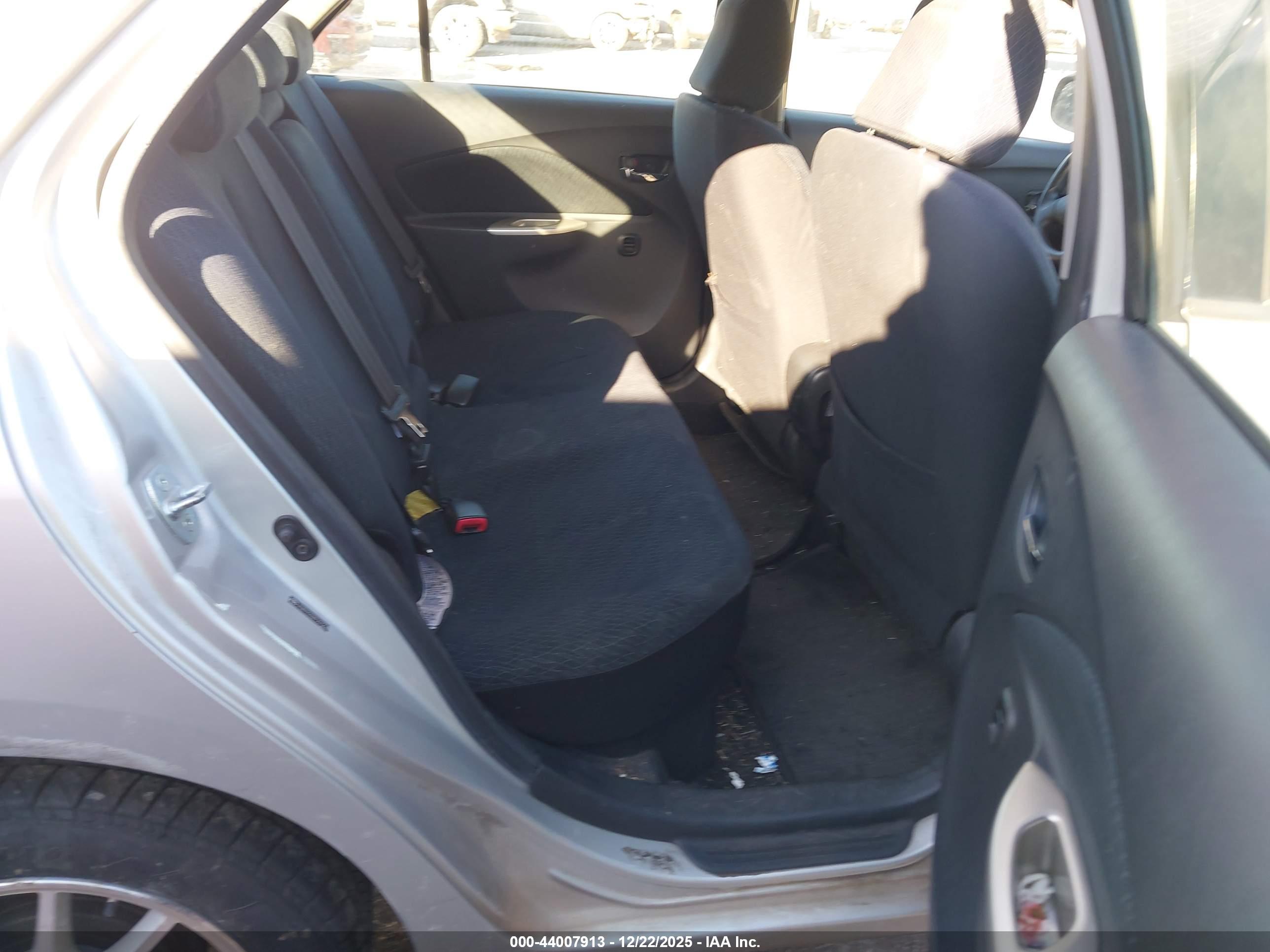 TOYOTA YARIS image 8