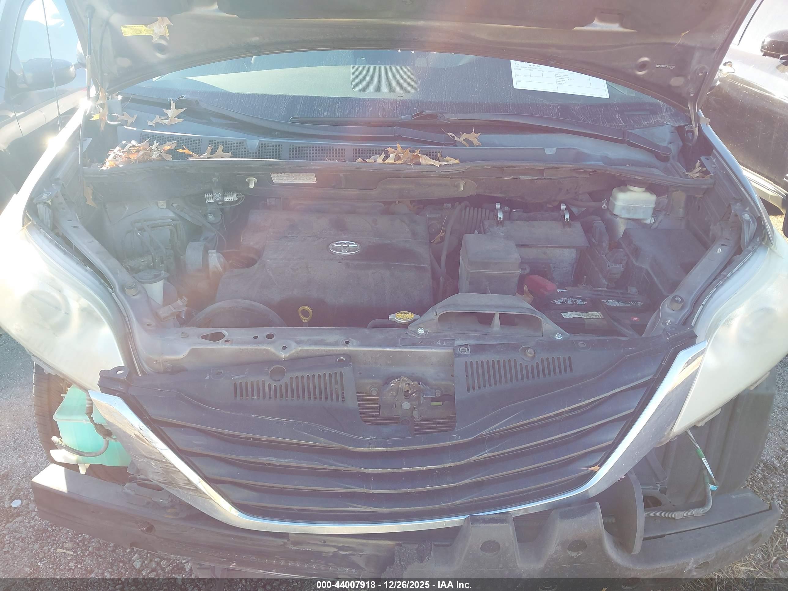 TOYOTA SIENNA image 10