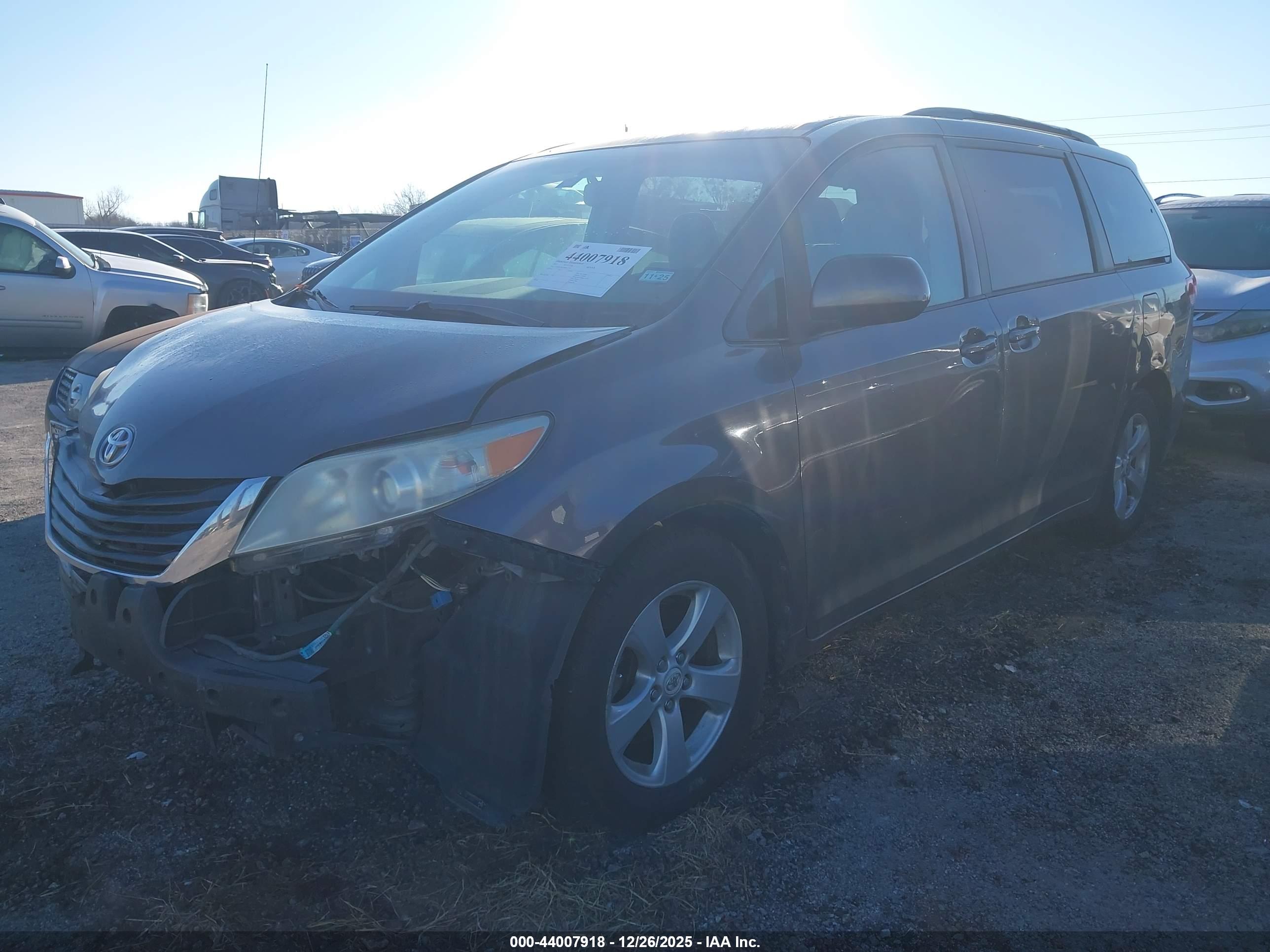 TOYOTA SIENNA image 2