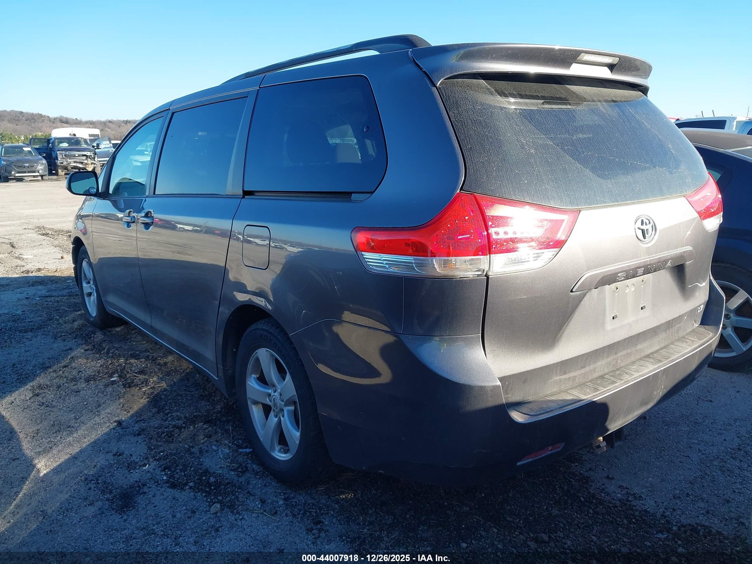 TOYOTA SIENNA image 3