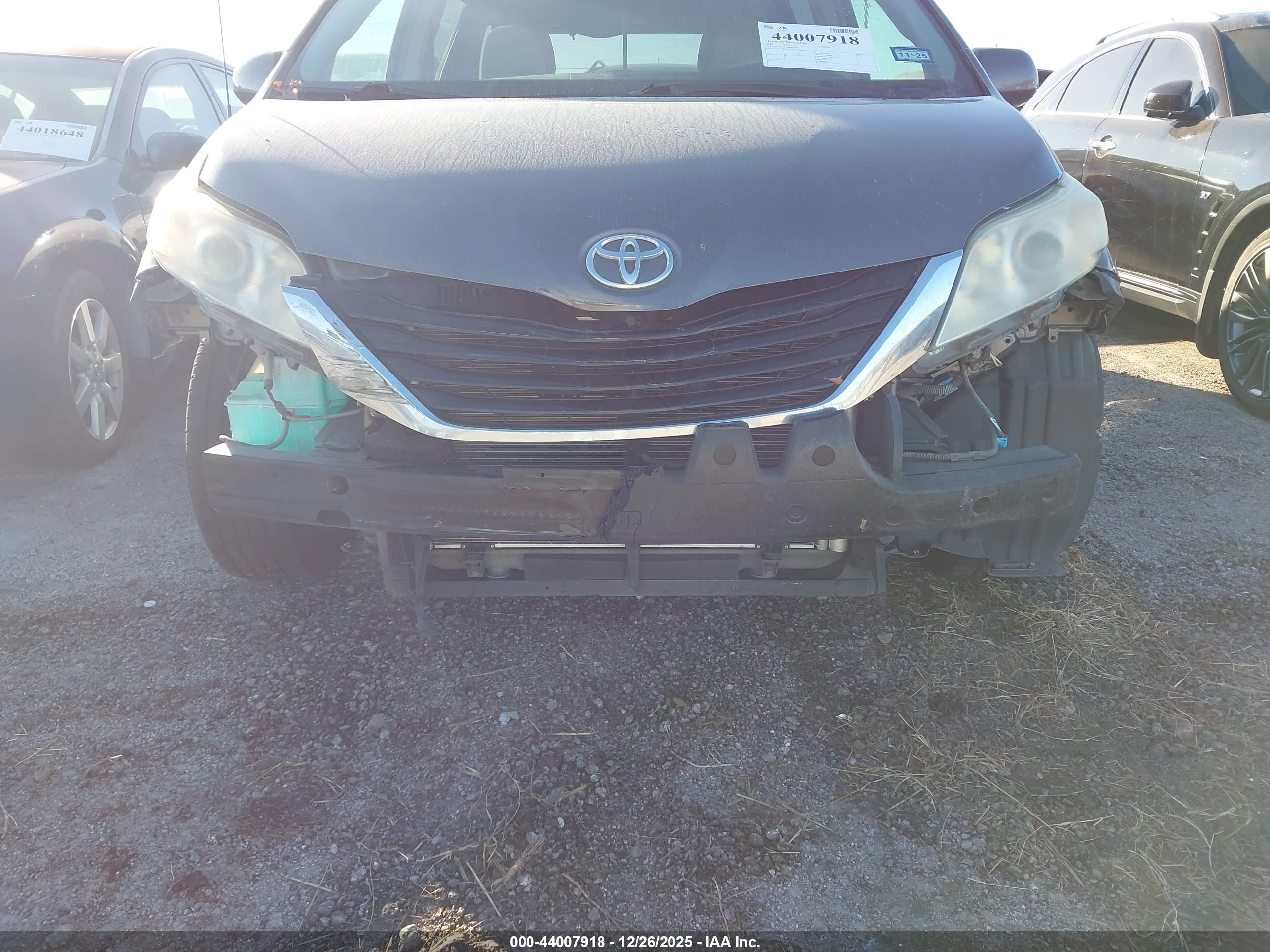 TOYOTA SIENNA image 6