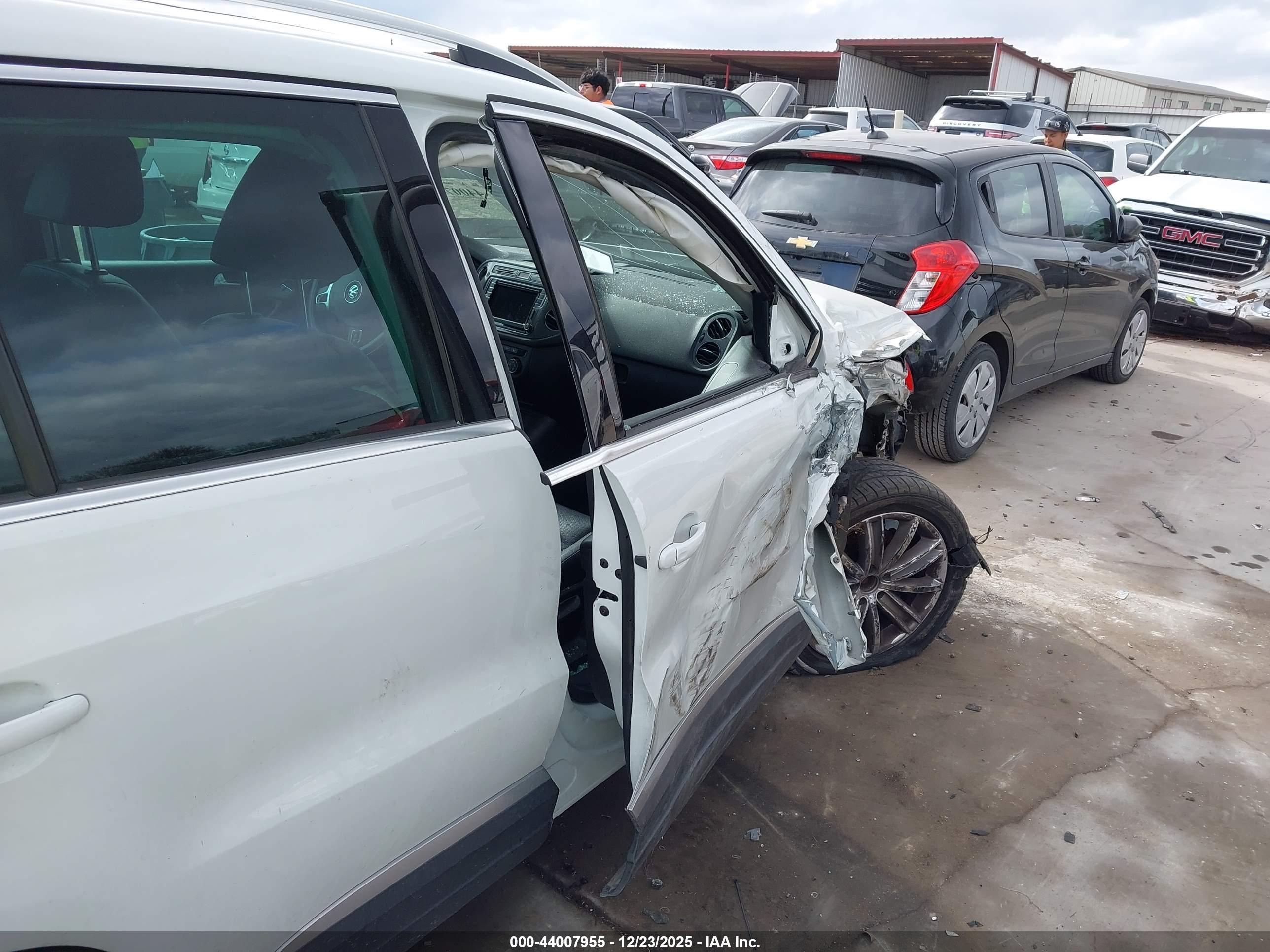 VOLKSWAGEN TIGUAN image 6