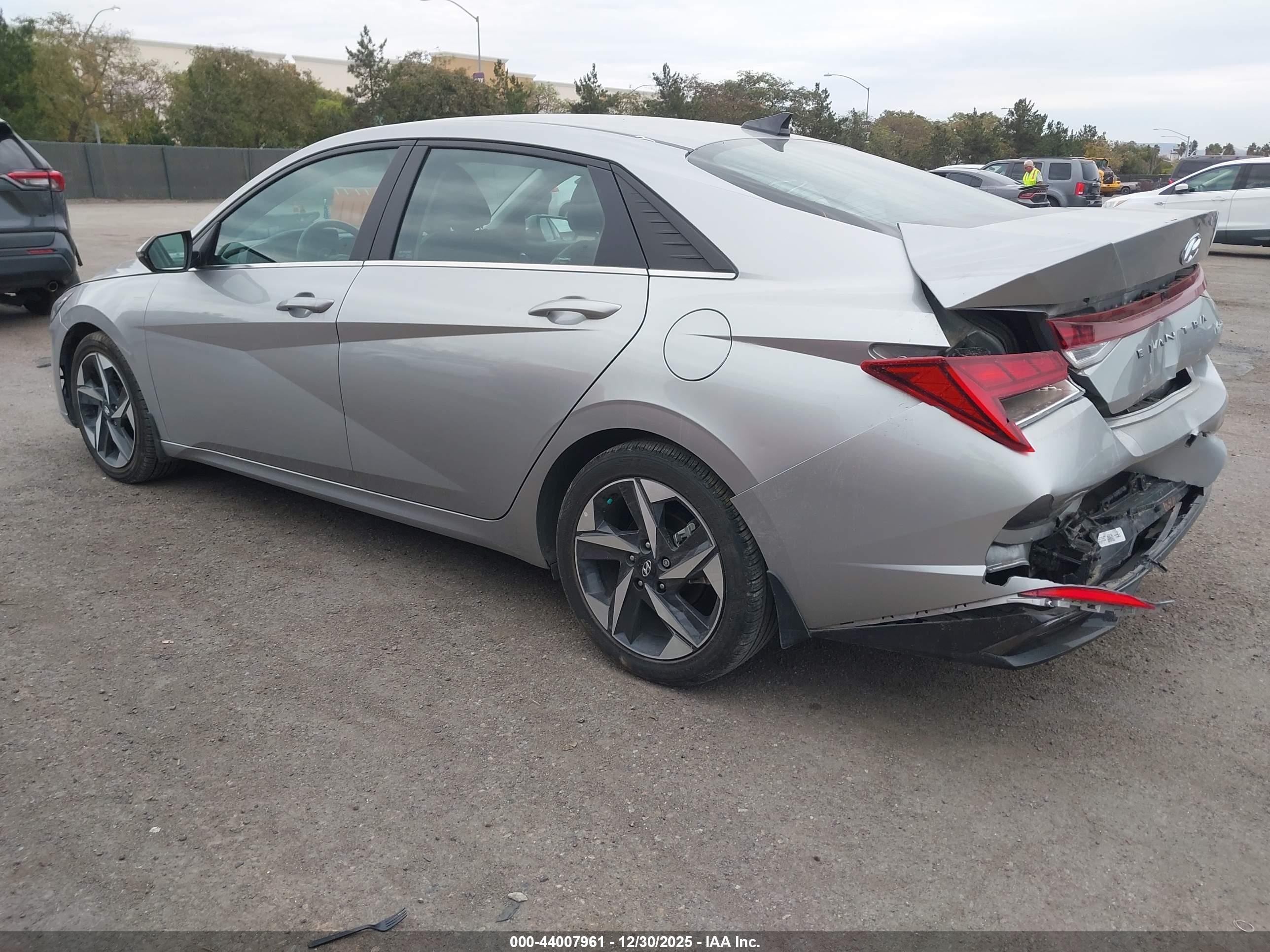 HYUNDAI ELANTRA image 3