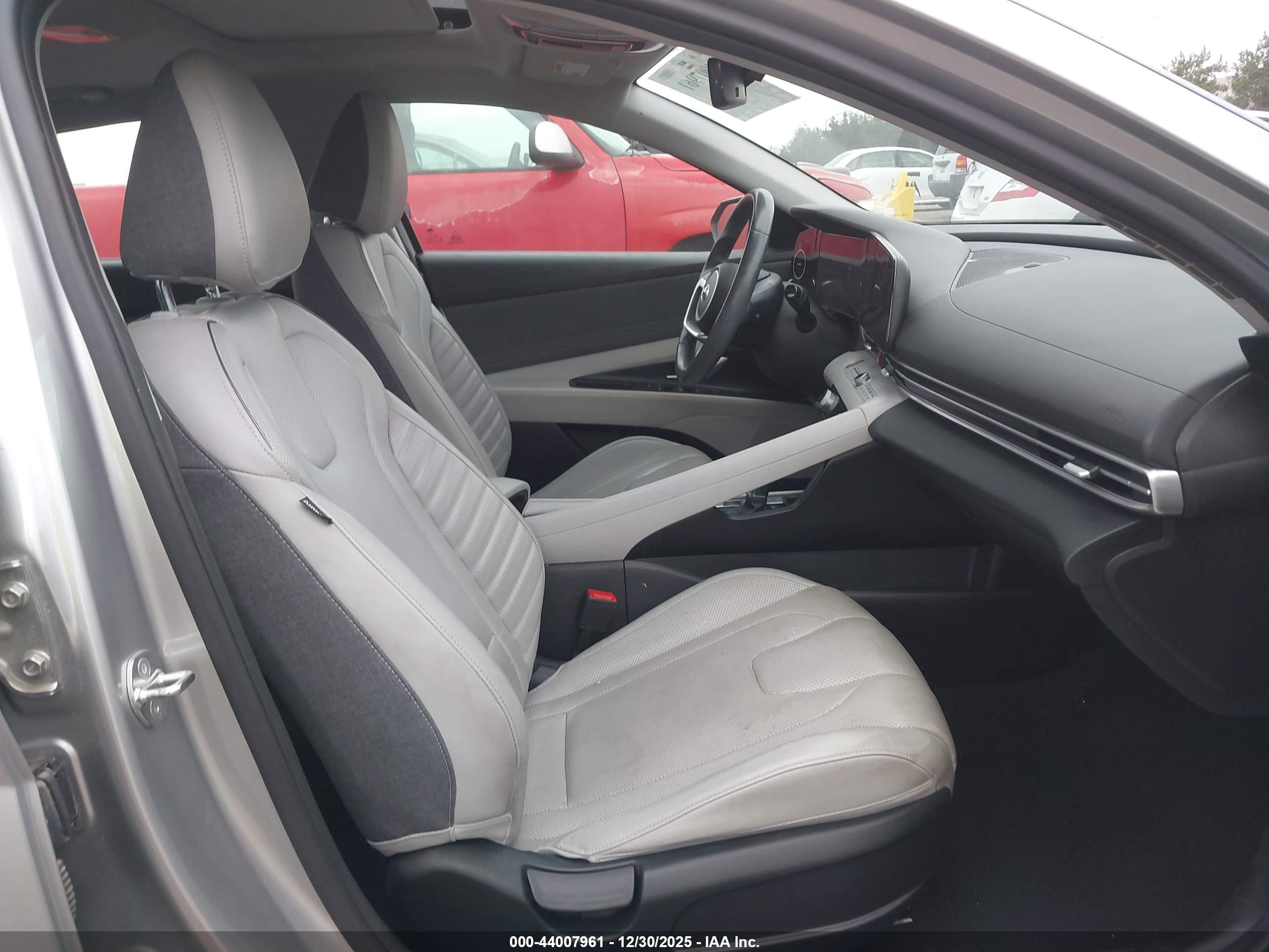 HYUNDAI ELANTRA image 5