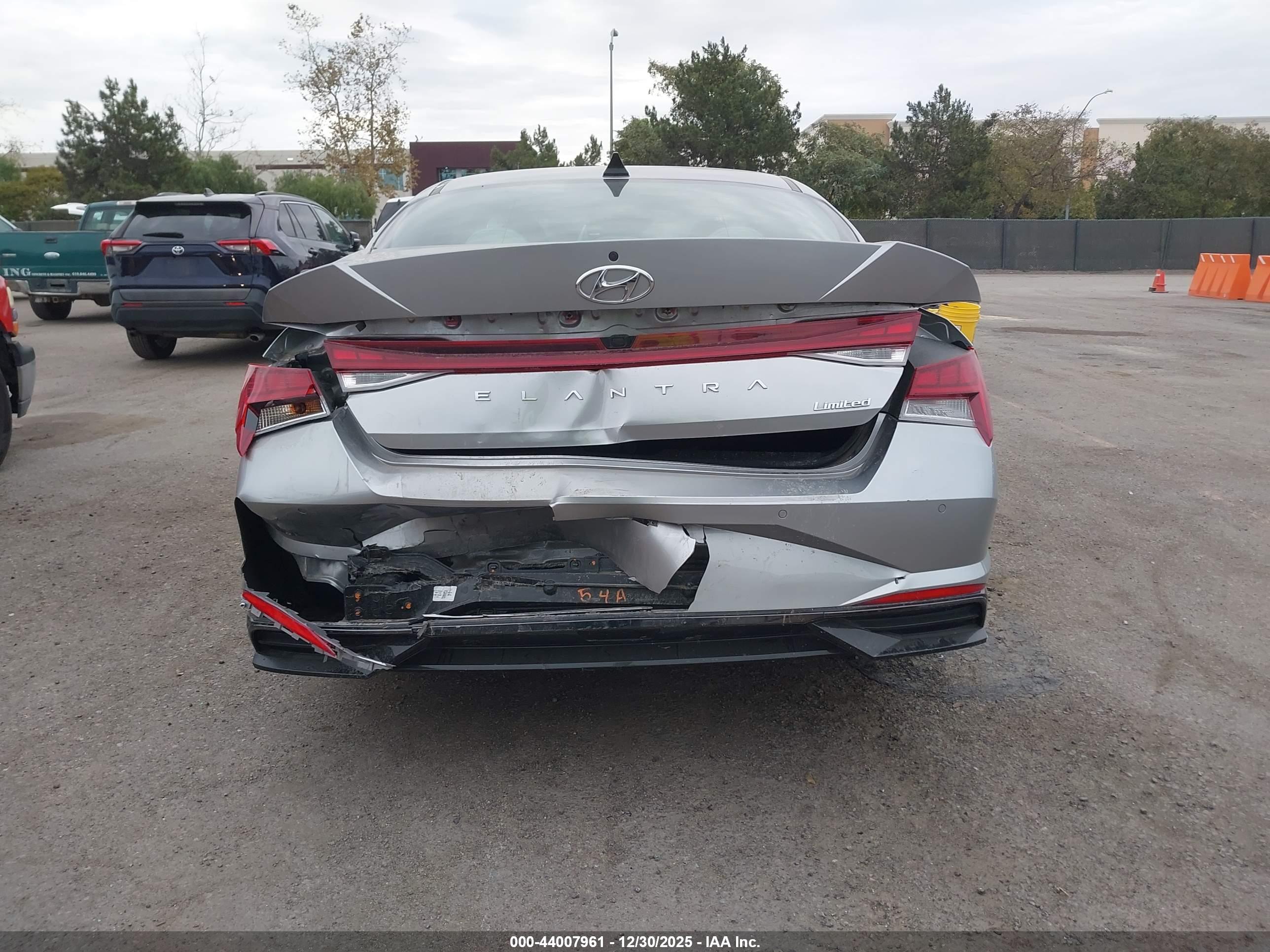 HYUNDAI ELANTRA image 6