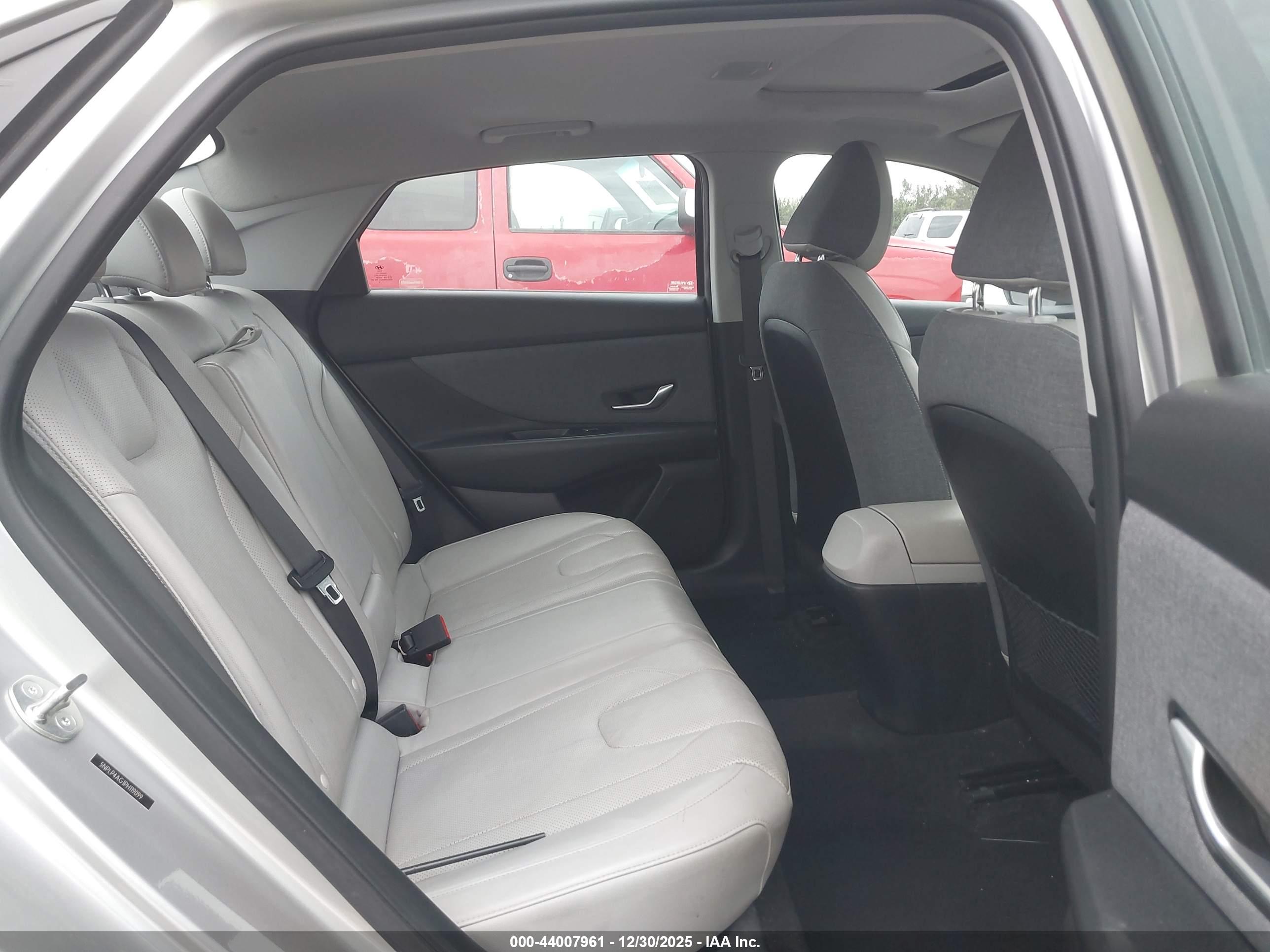 HYUNDAI ELANTRA image 8