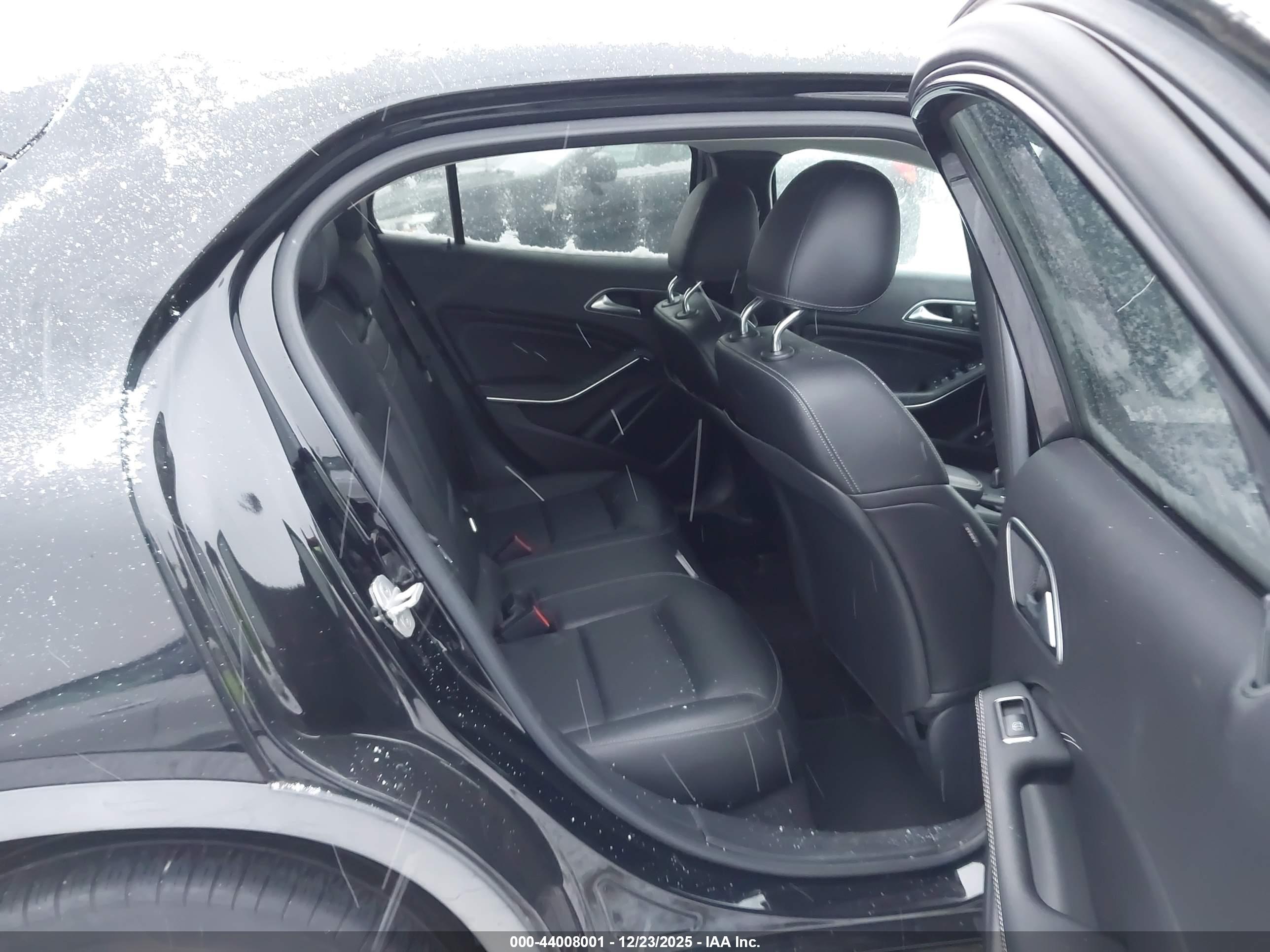 MERCEDES-BENZ GLA image 8