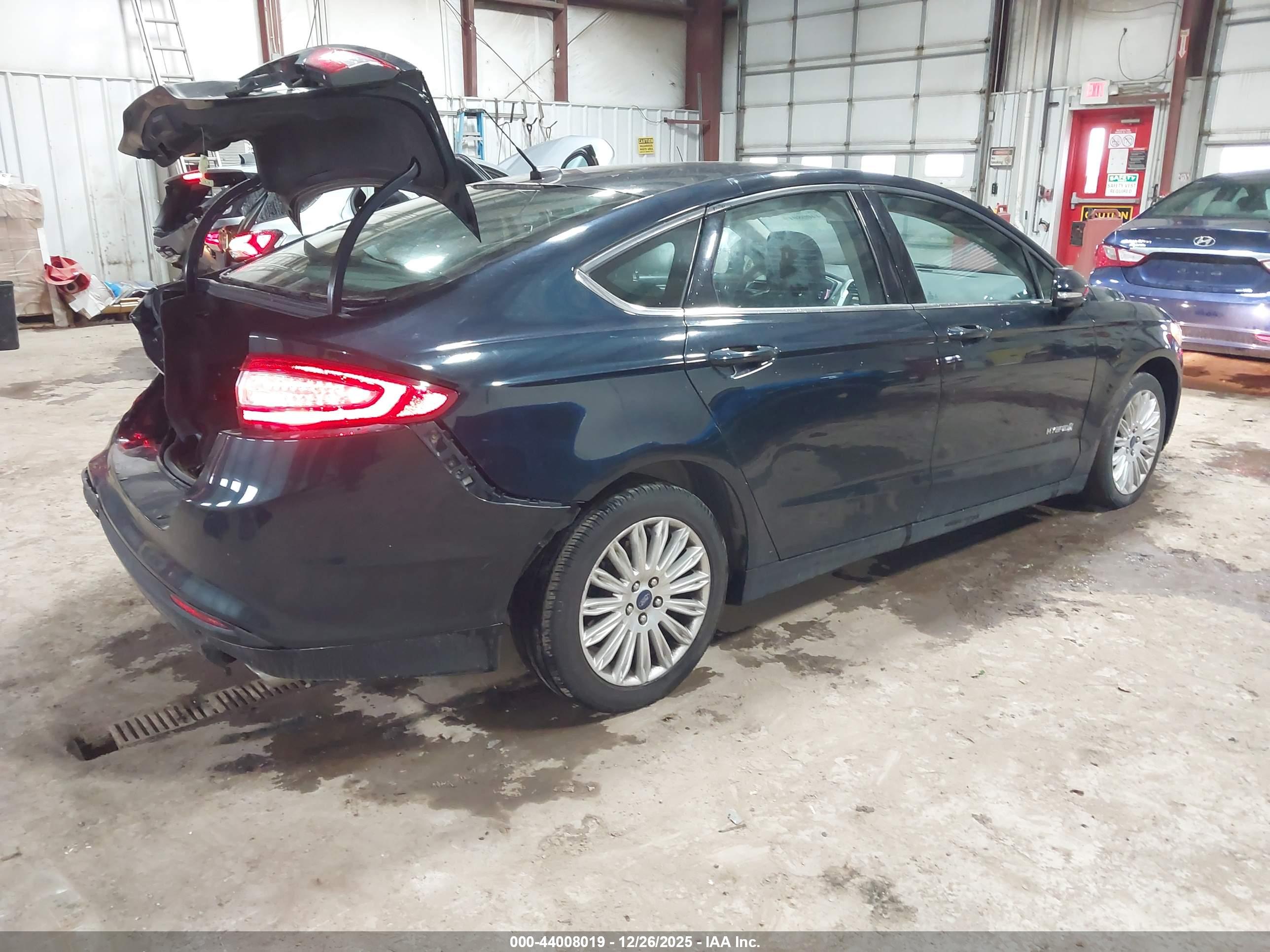 FORD FUSION image 4