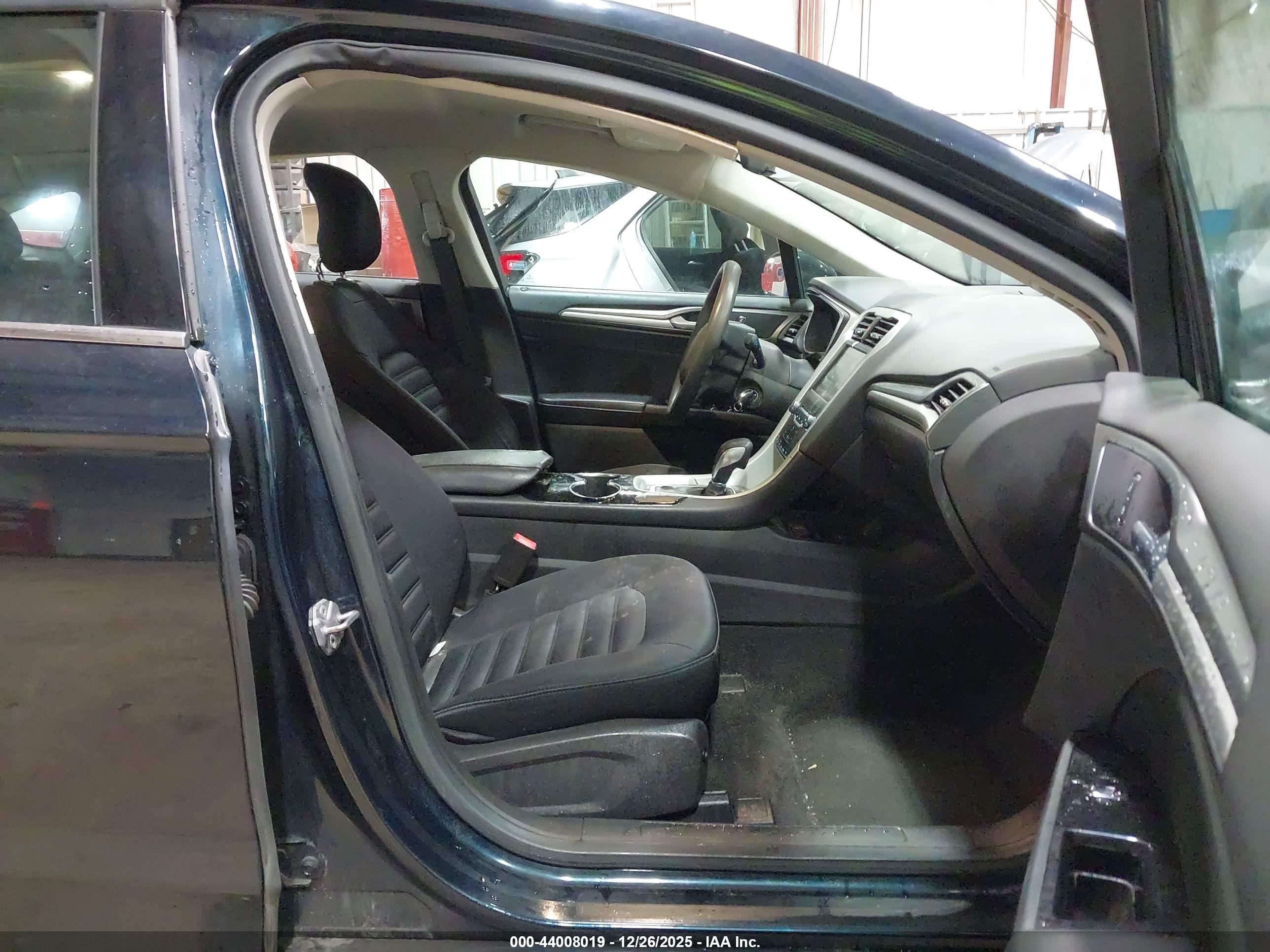 FORD FUSION image 5