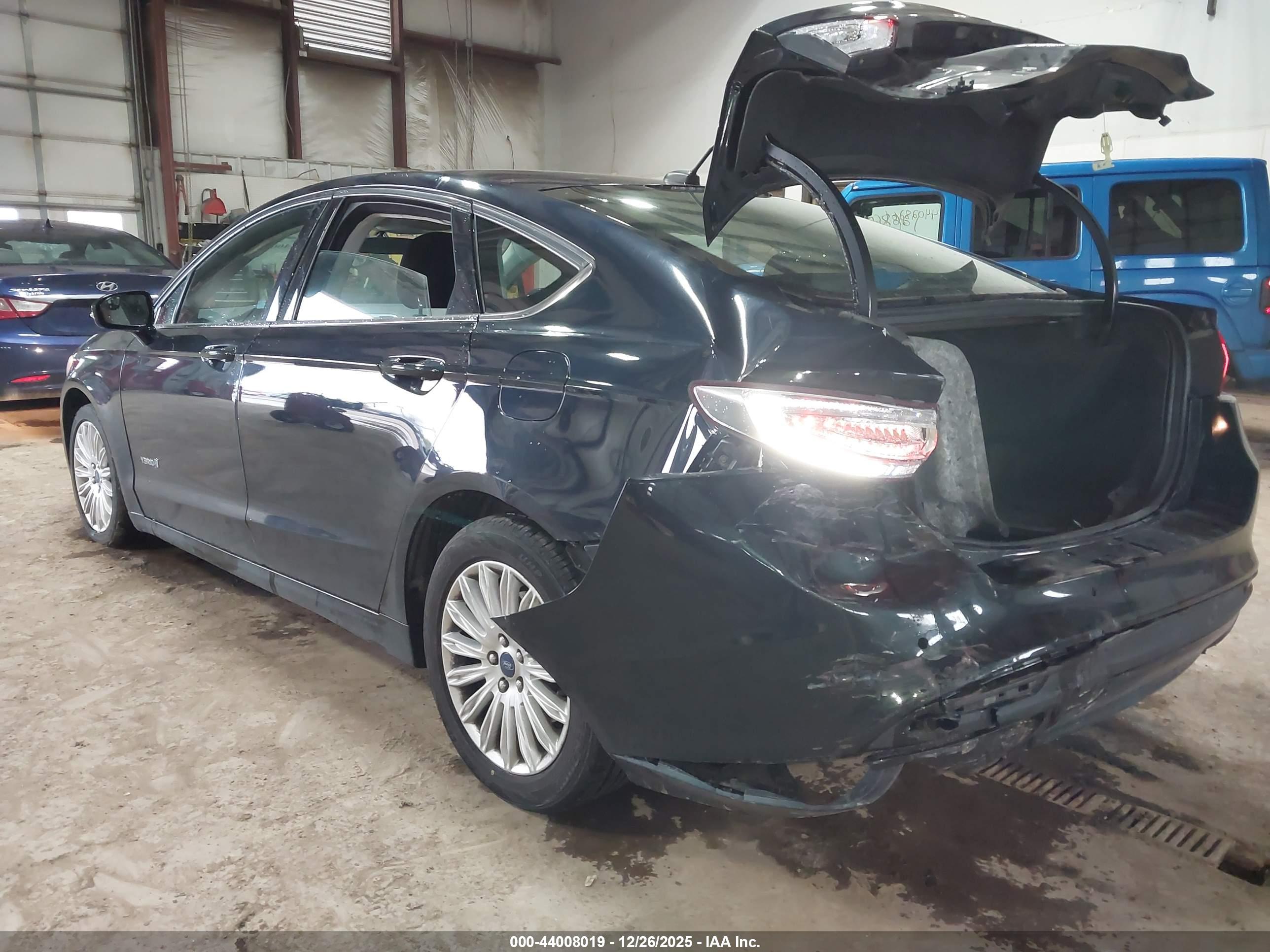FORD FUSION image 6
