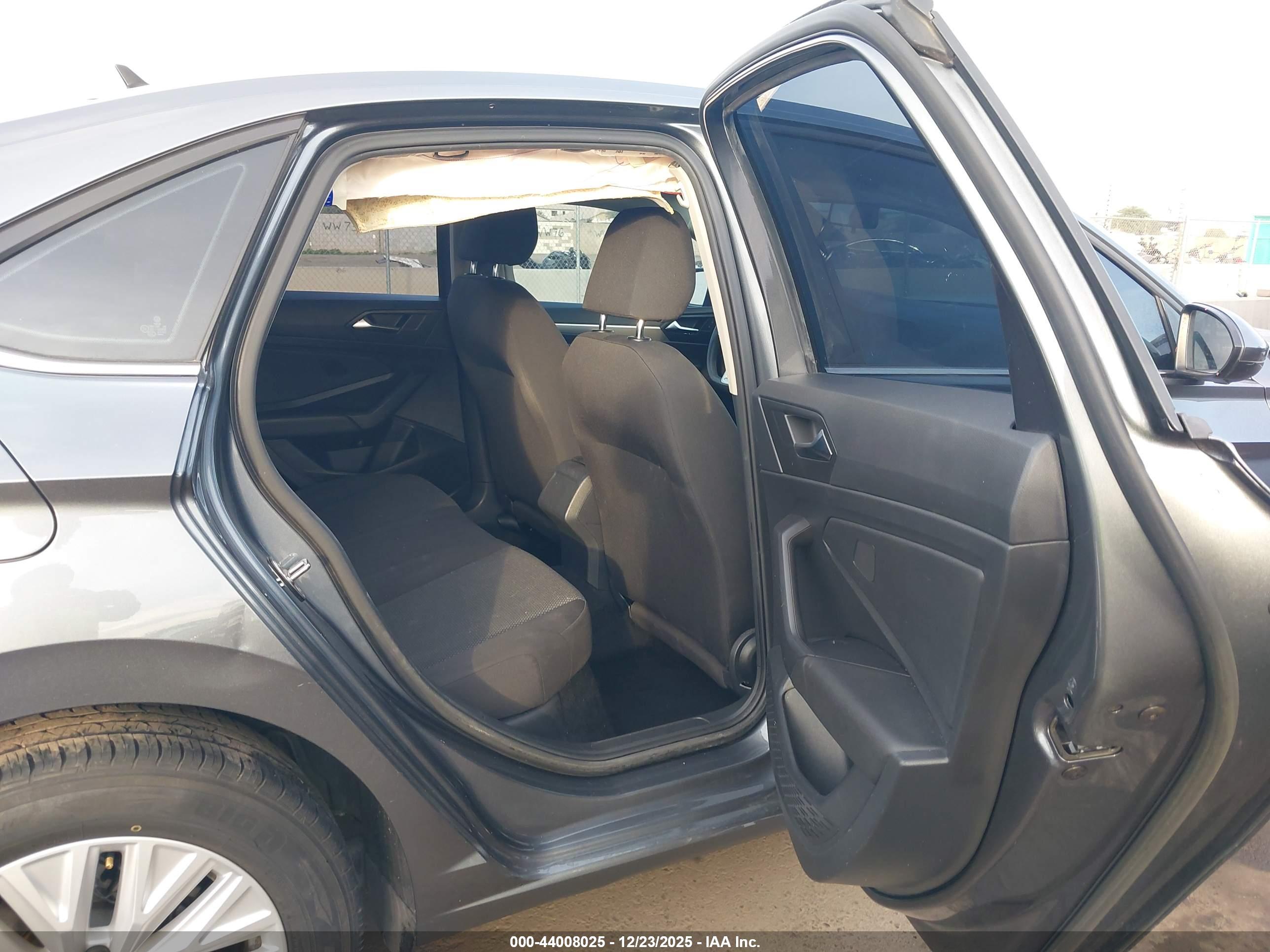 VOLKSWAGEN JETTA image 8