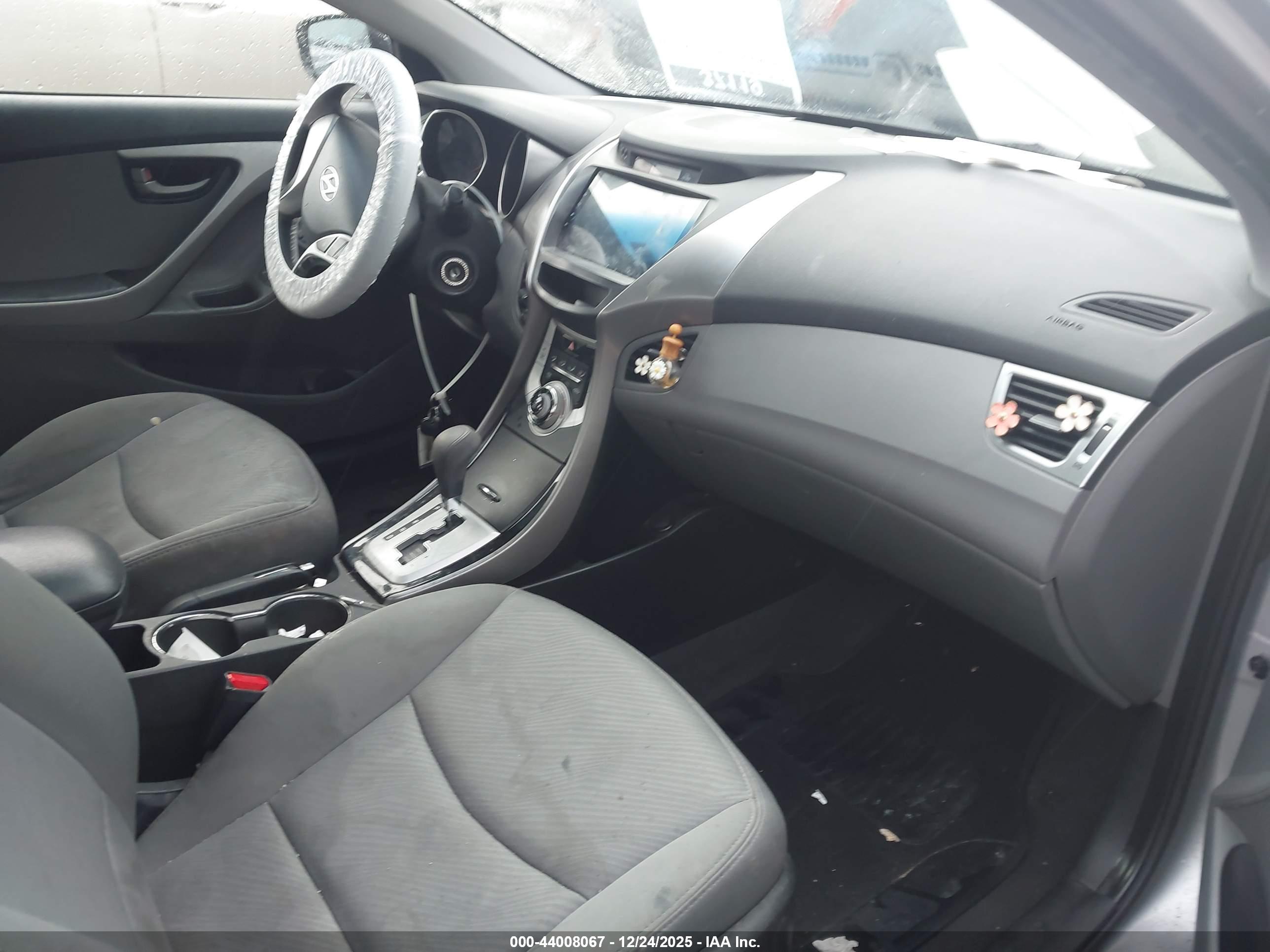 HYUNDAI ELANTRA image 5