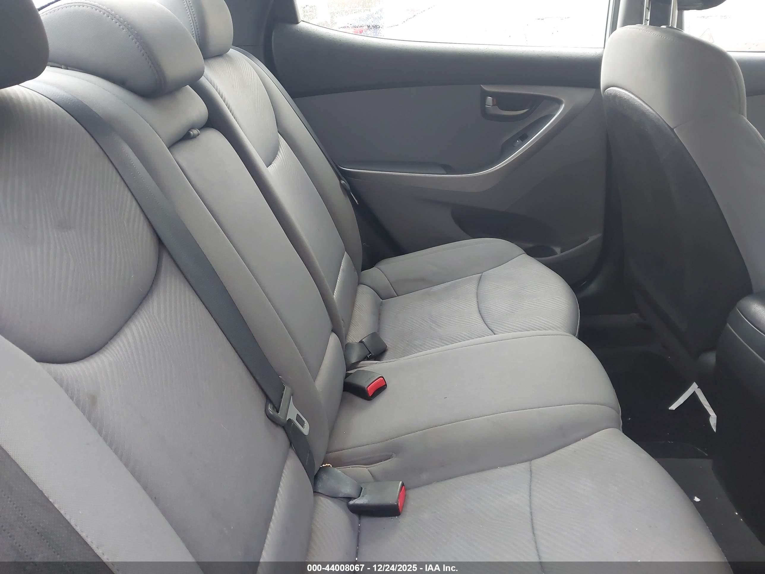 HYUNDAI ELANTRA image 8
