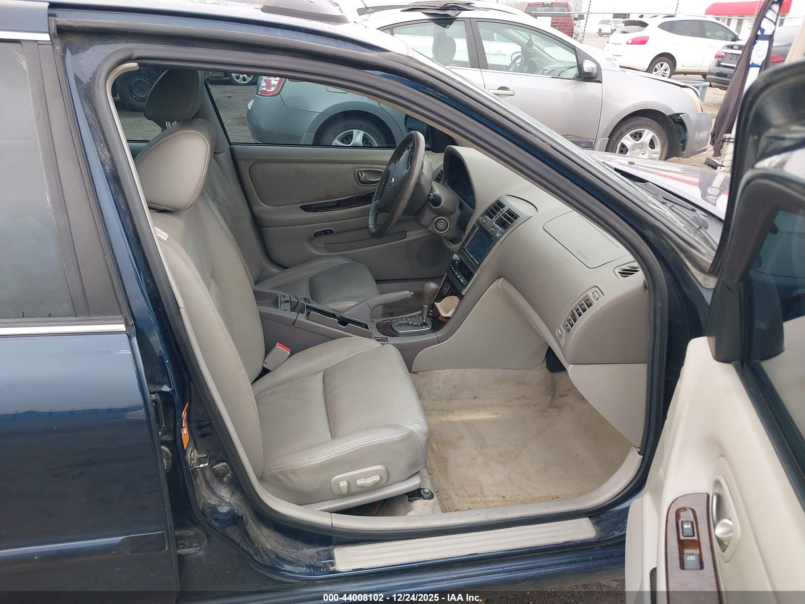 NISSAN MAXIMA image 5