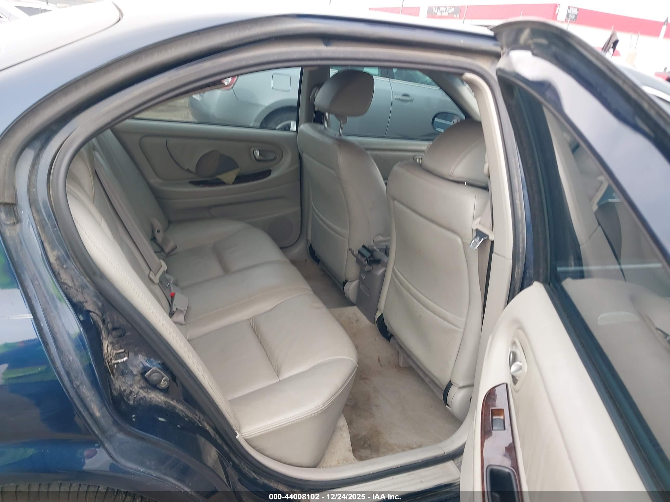 NISSAN MAXIMA image 8