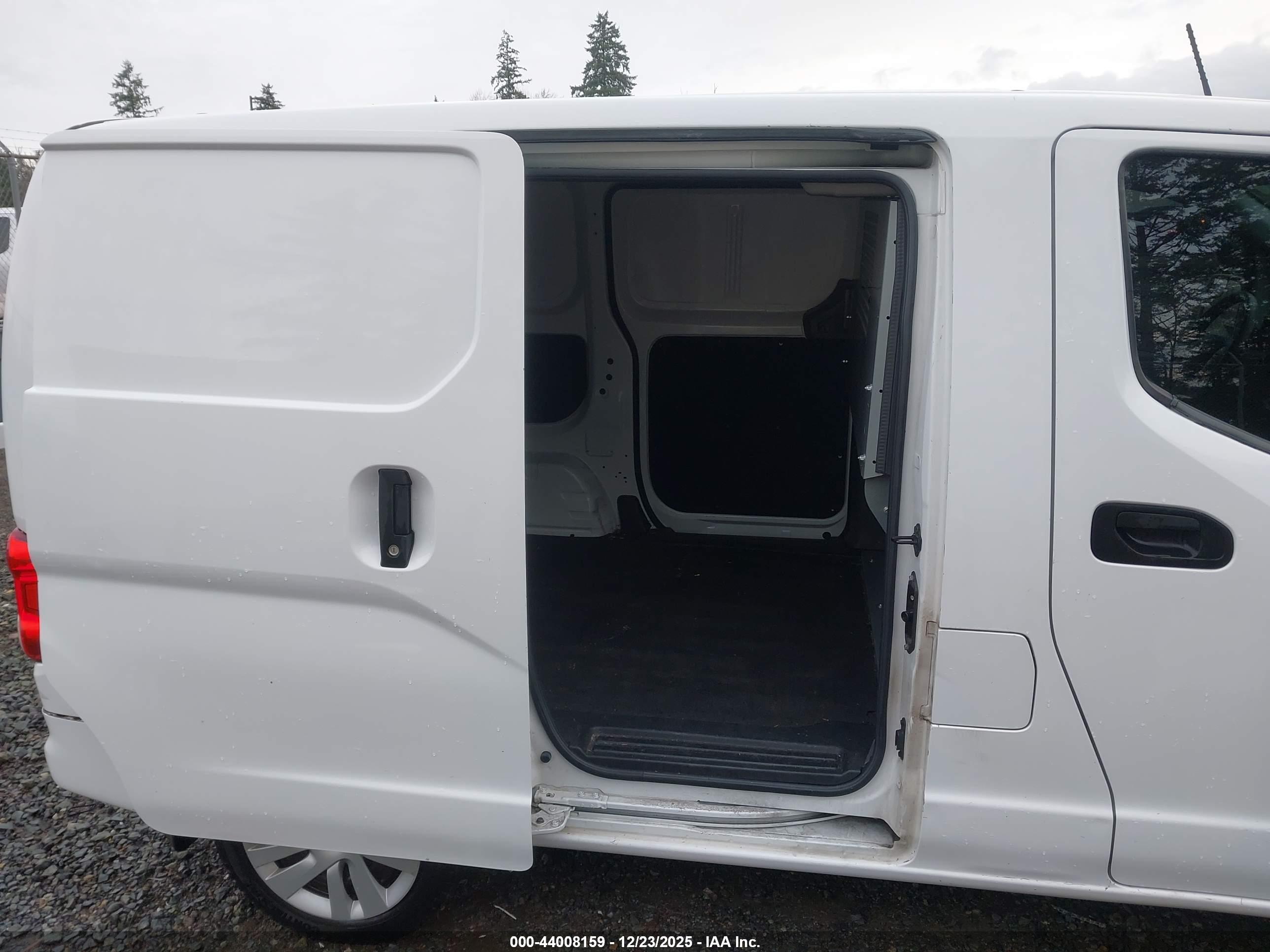 NISSAN NV200 image 8