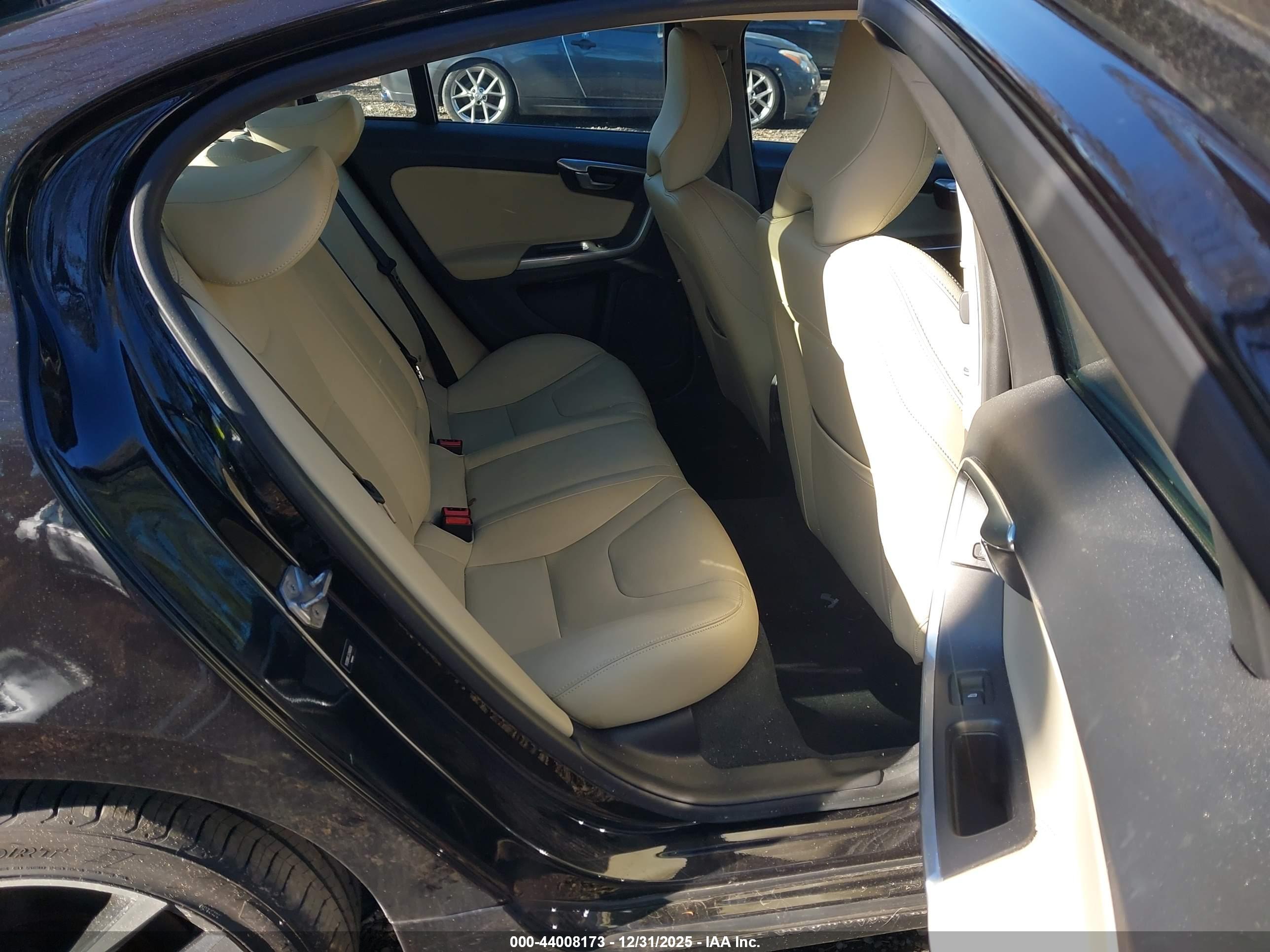 VOLVO S60 image 8