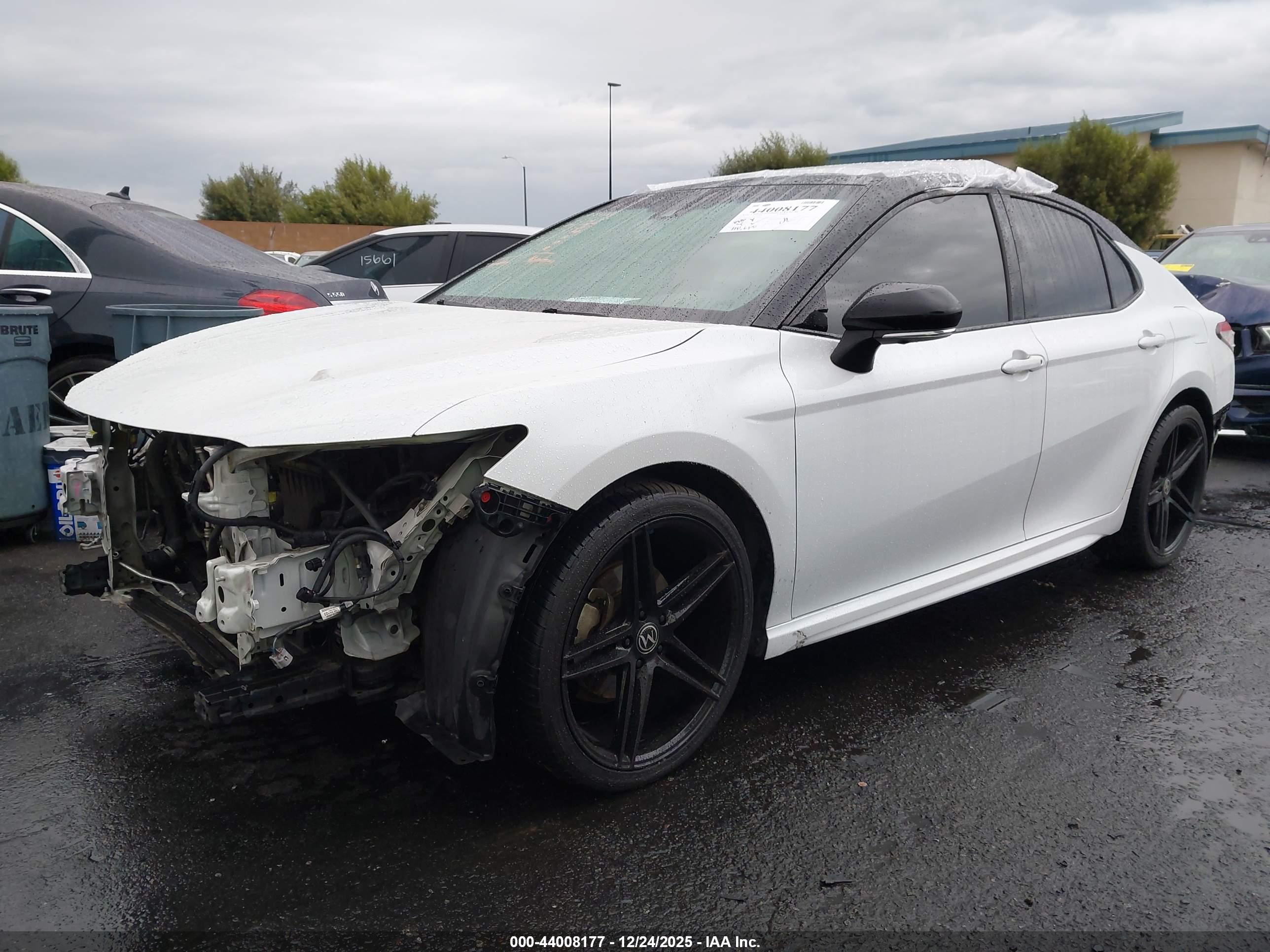 TOYOTA CAMRY image 2