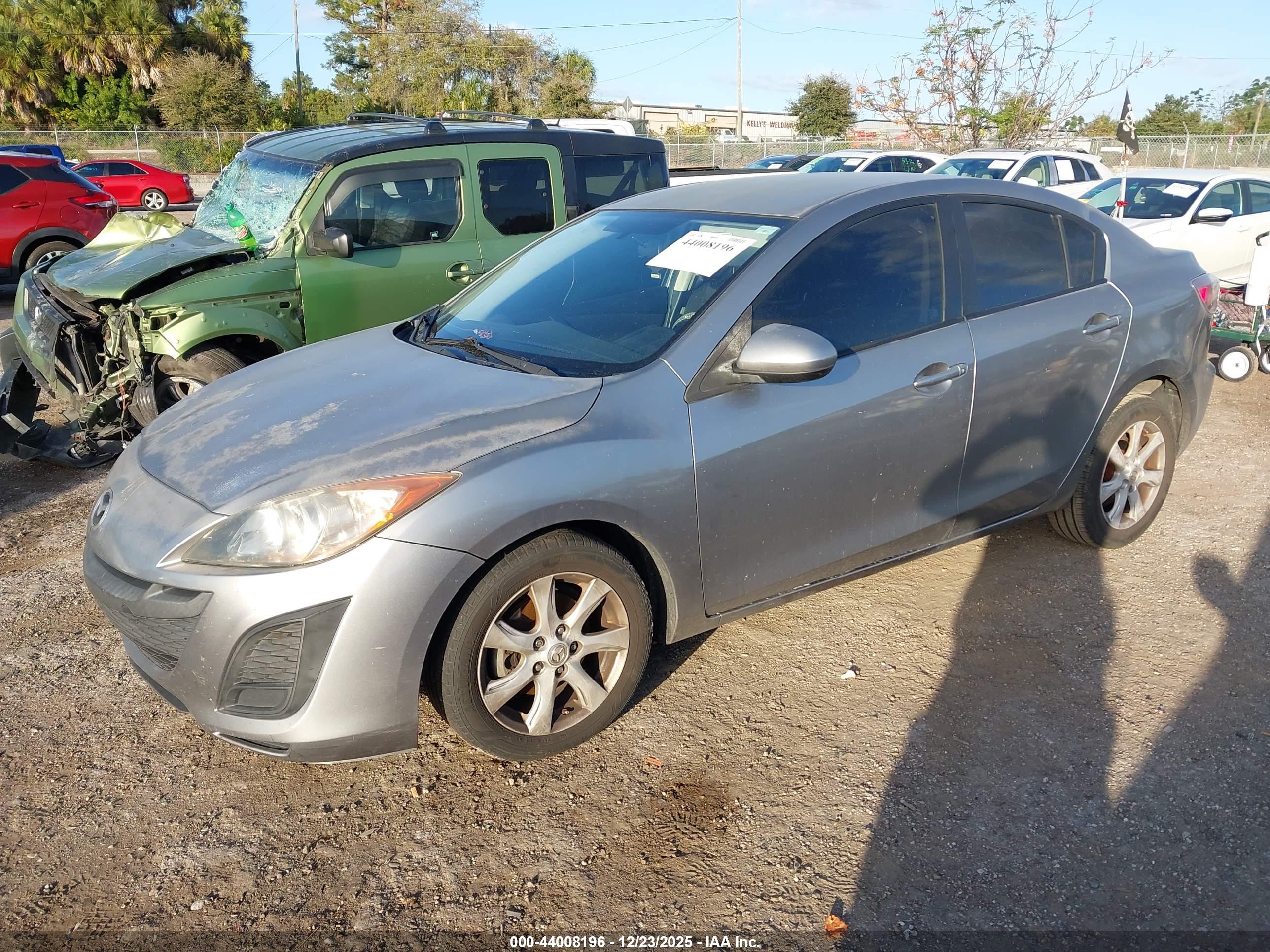 MAZDA MAZDA3 image 2
