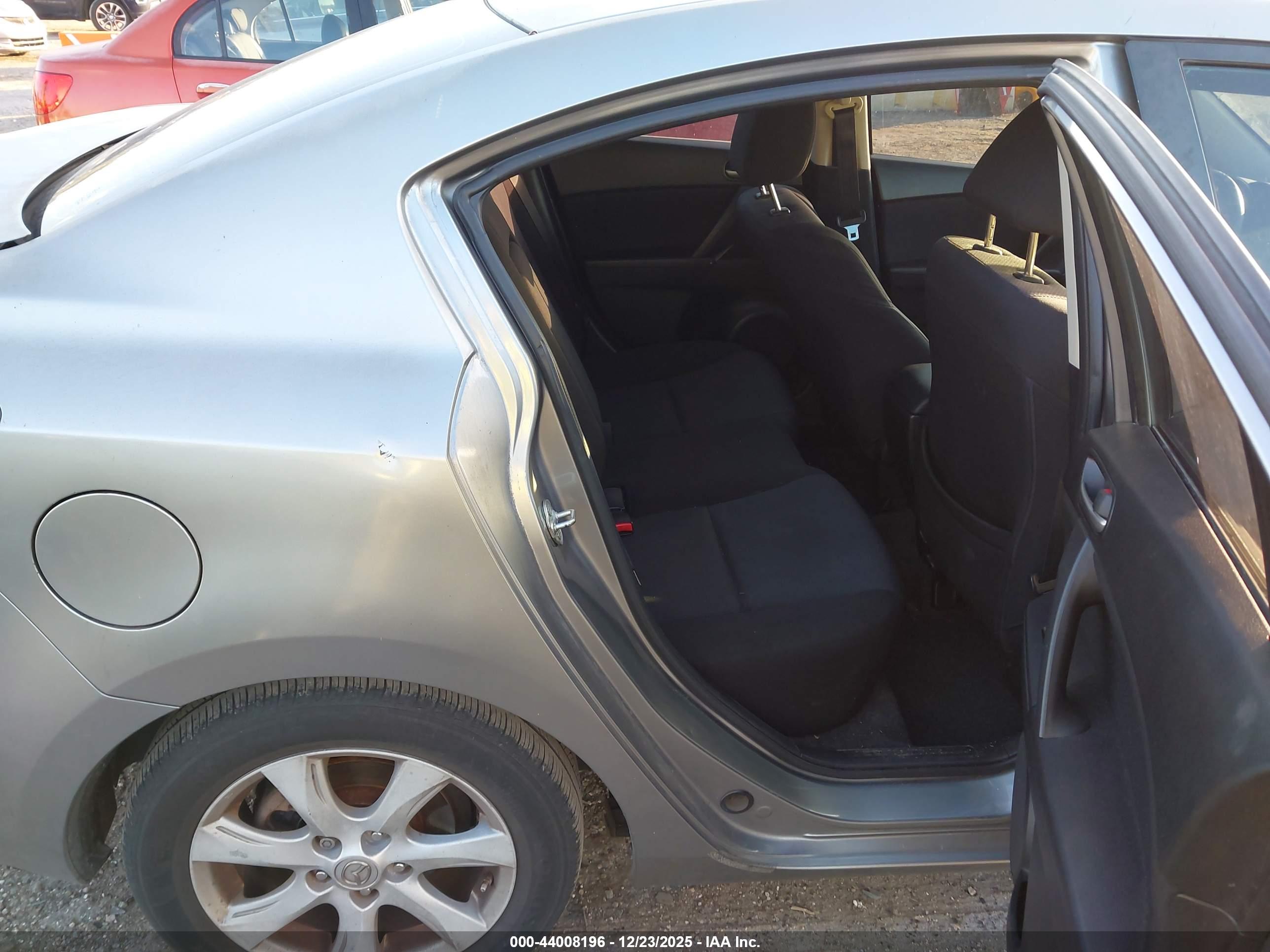 MAZDA MAZDA3 image 8