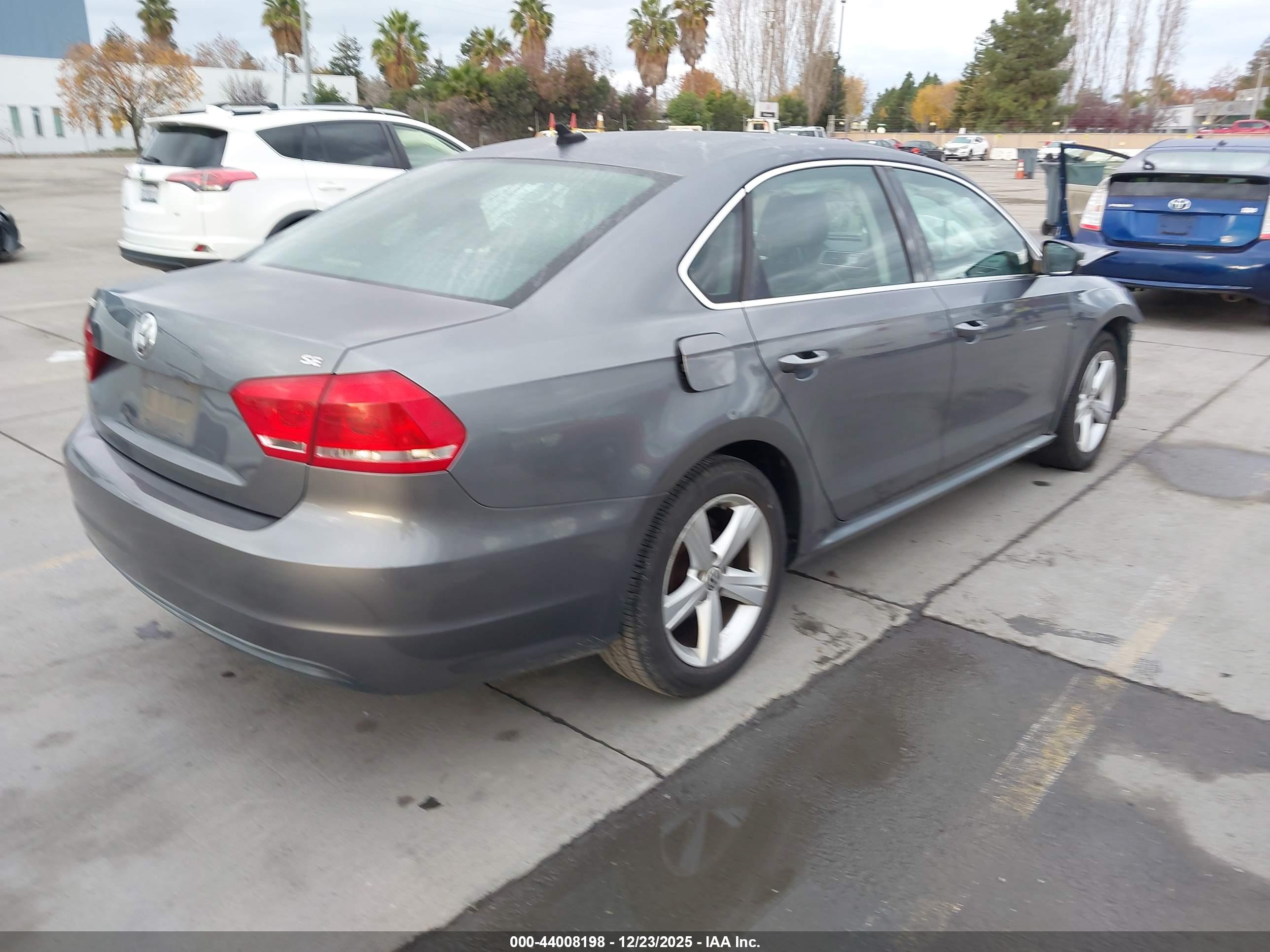 VOLKSWAGEN PASSAT image 4