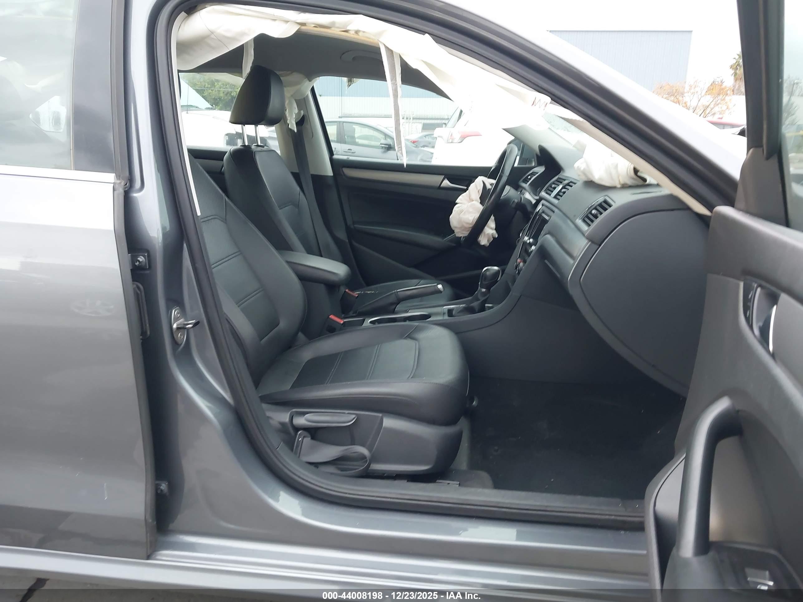 VOLKSWAGEN PASSAT image 5