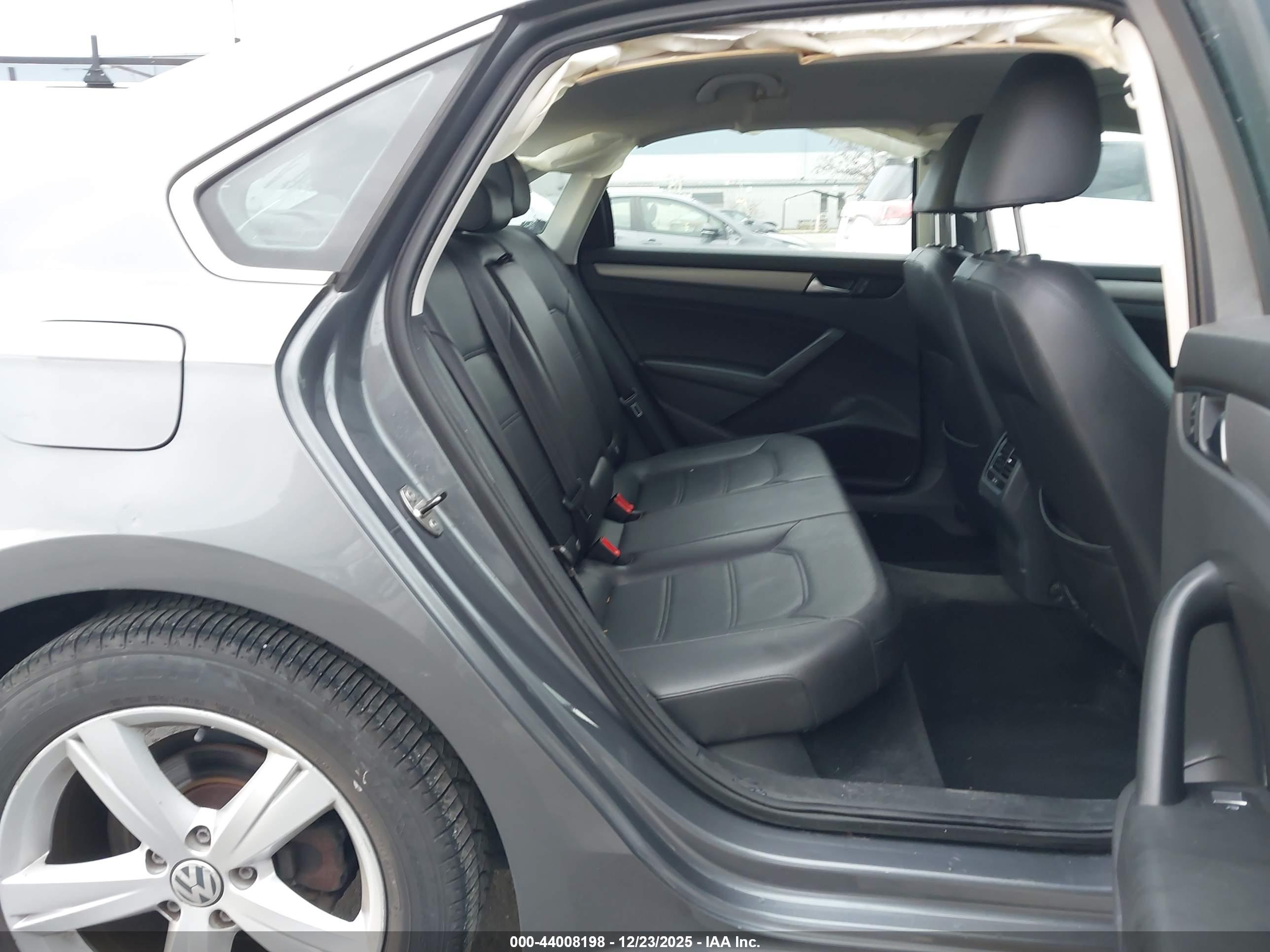 VOLKSWAGEN PASSAT image 8
