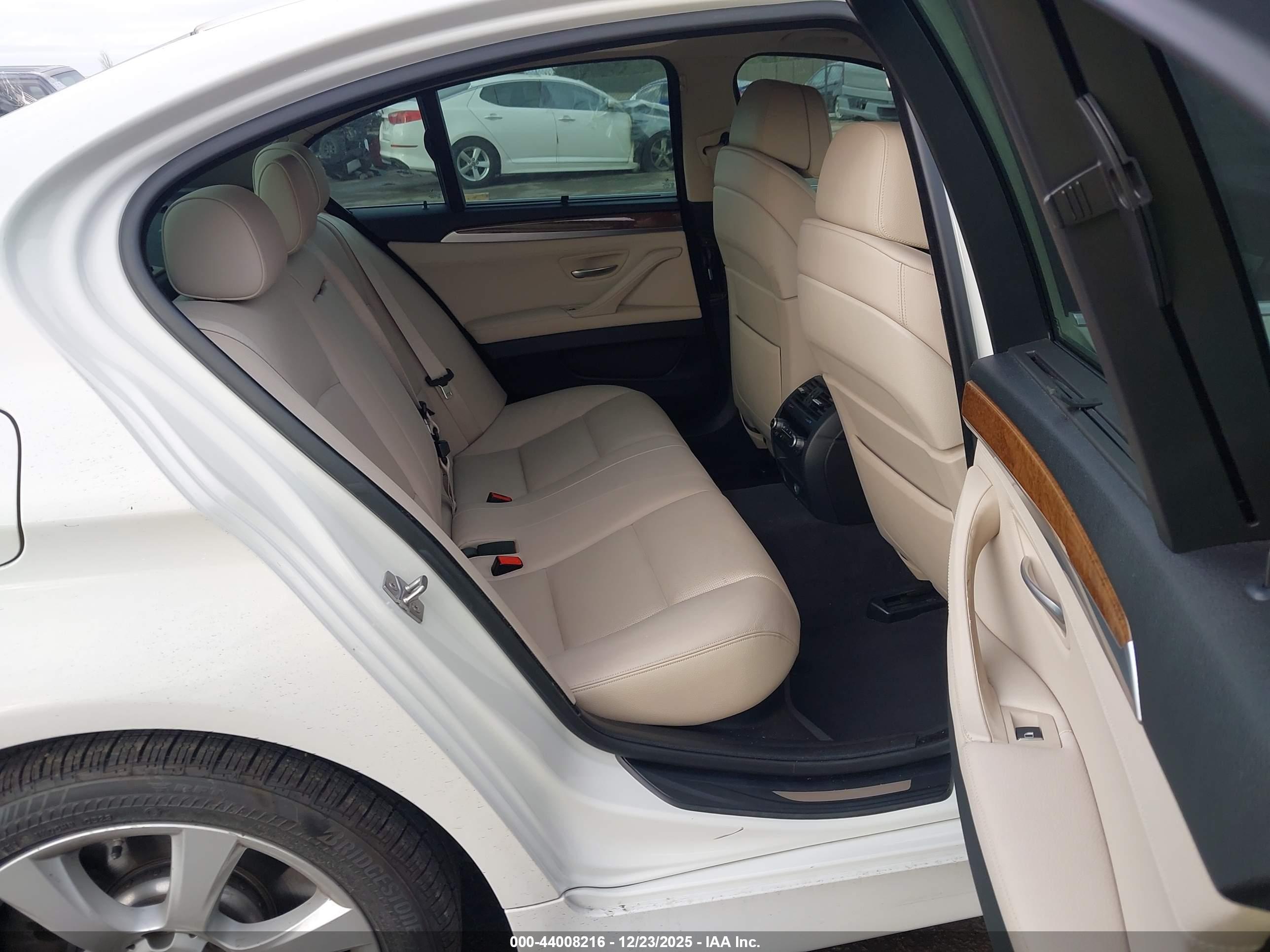 BMW 550I image 8