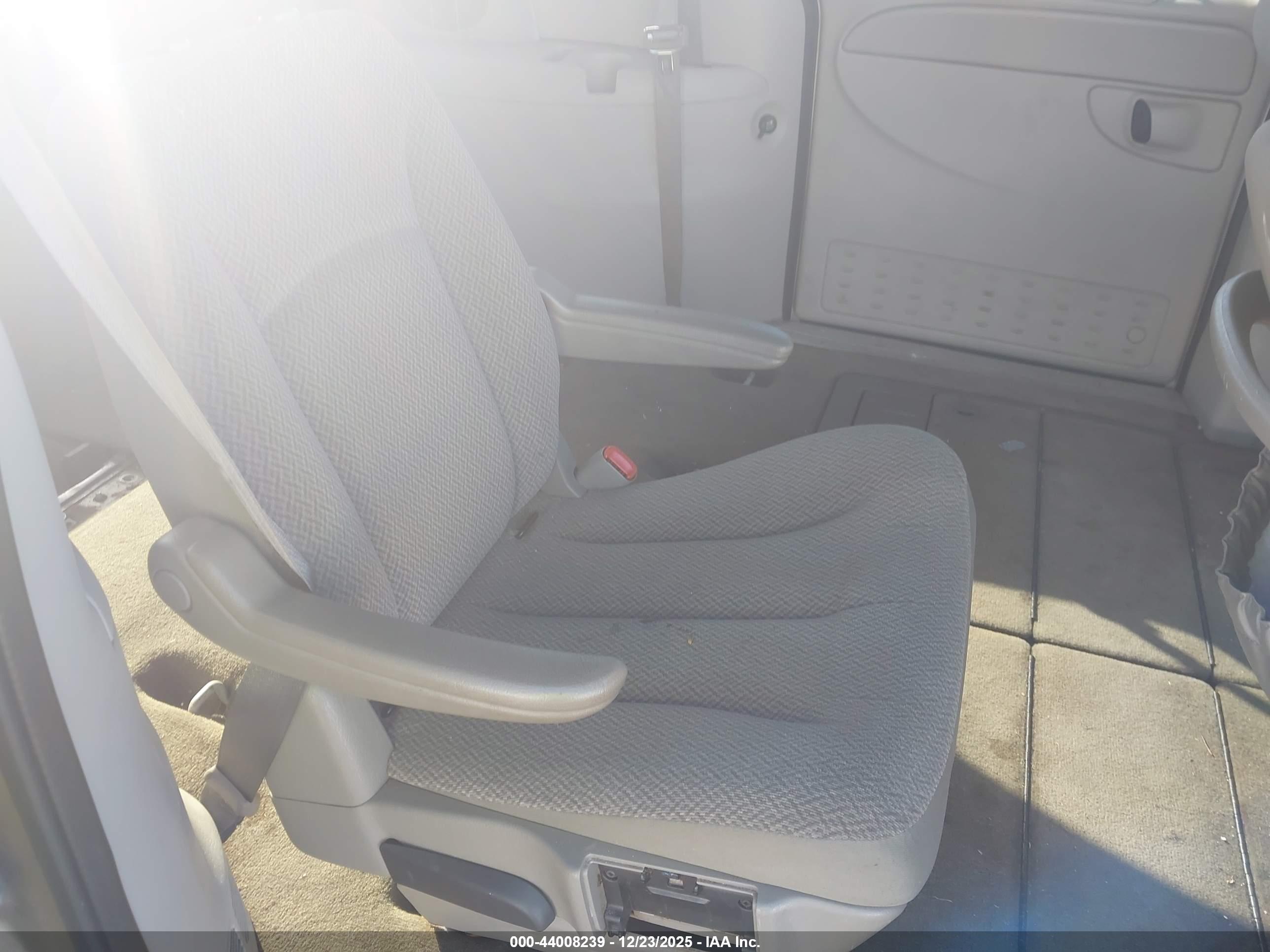 CHRYSLER TOWN image 8