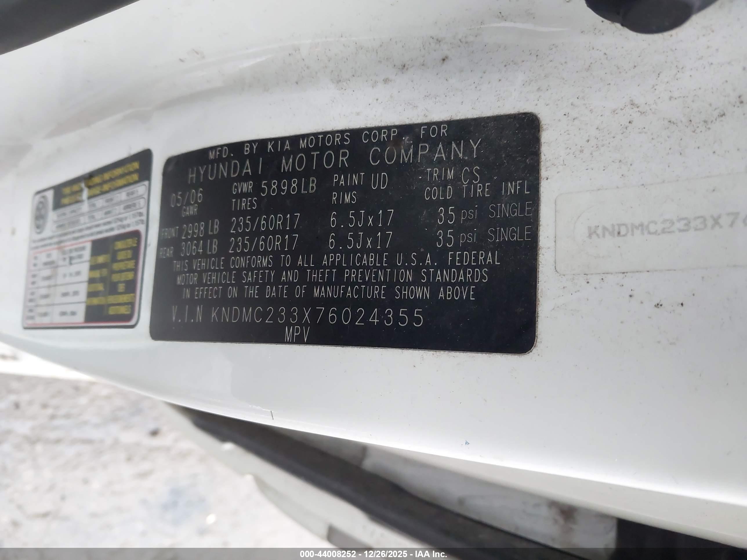 HYUNDAI ENTOURAGE image 9