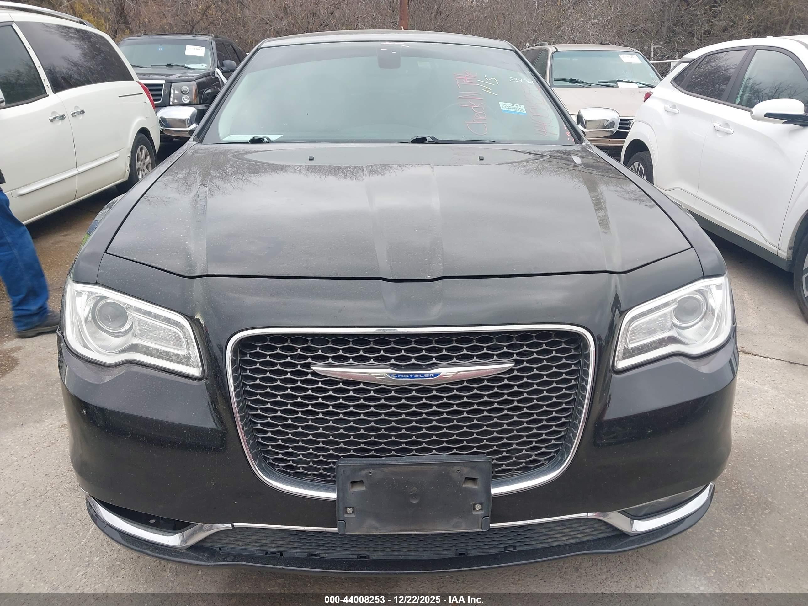 CHRYSLER 300 image 6