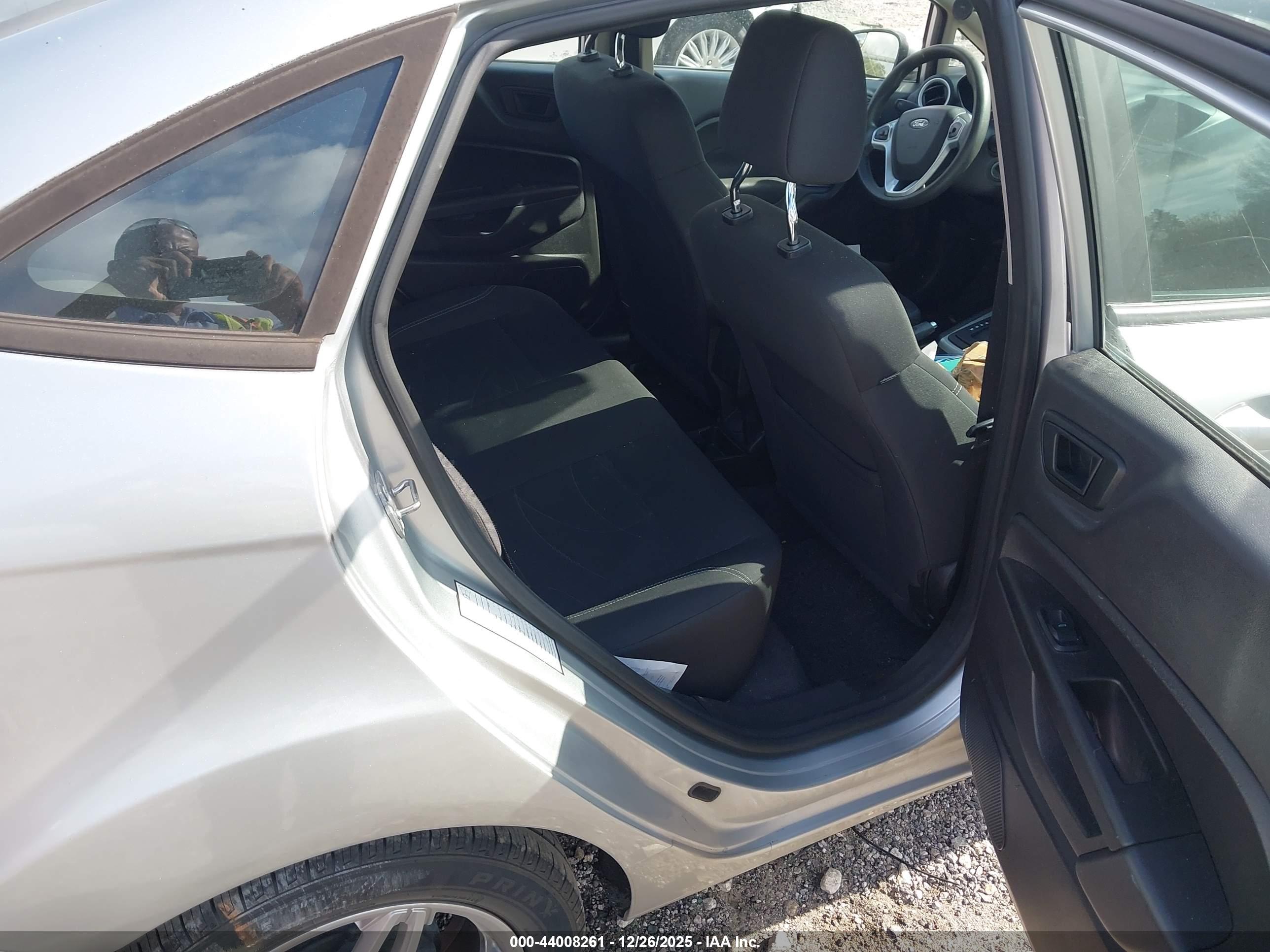 FORD FIESTA image 8
