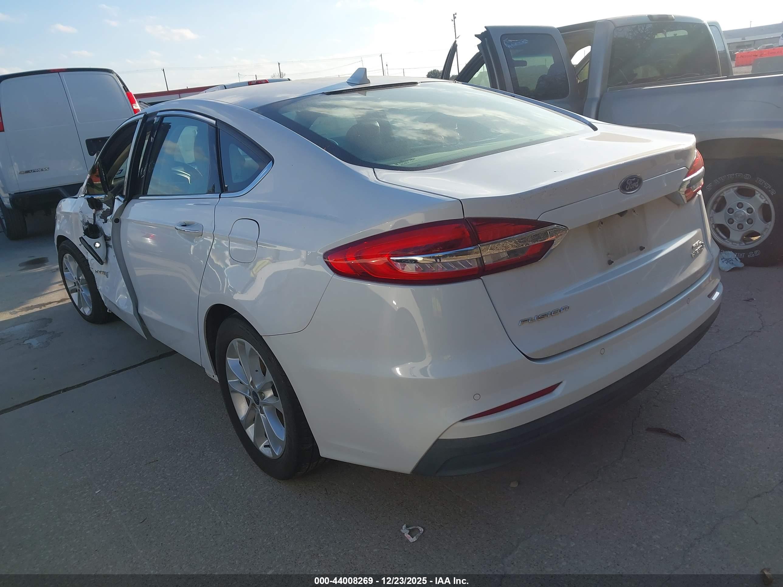 FORD FUSION image 3