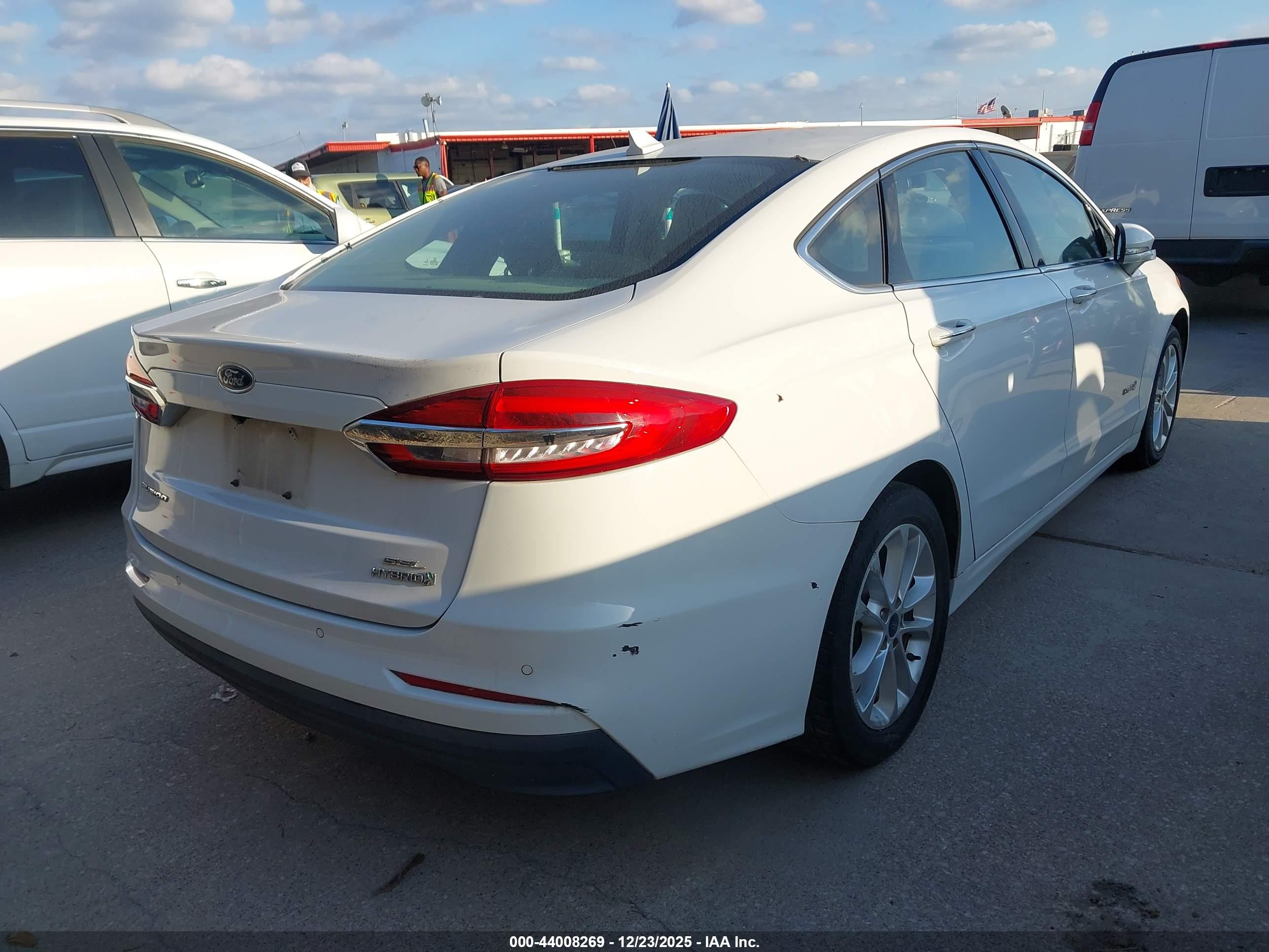 FORD FUSION image 4