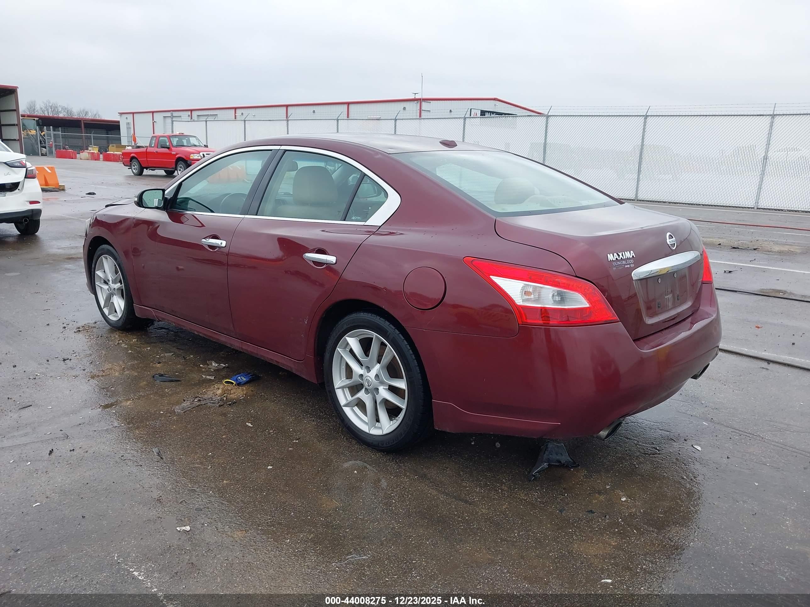 NISSAN MAXIMA image 3