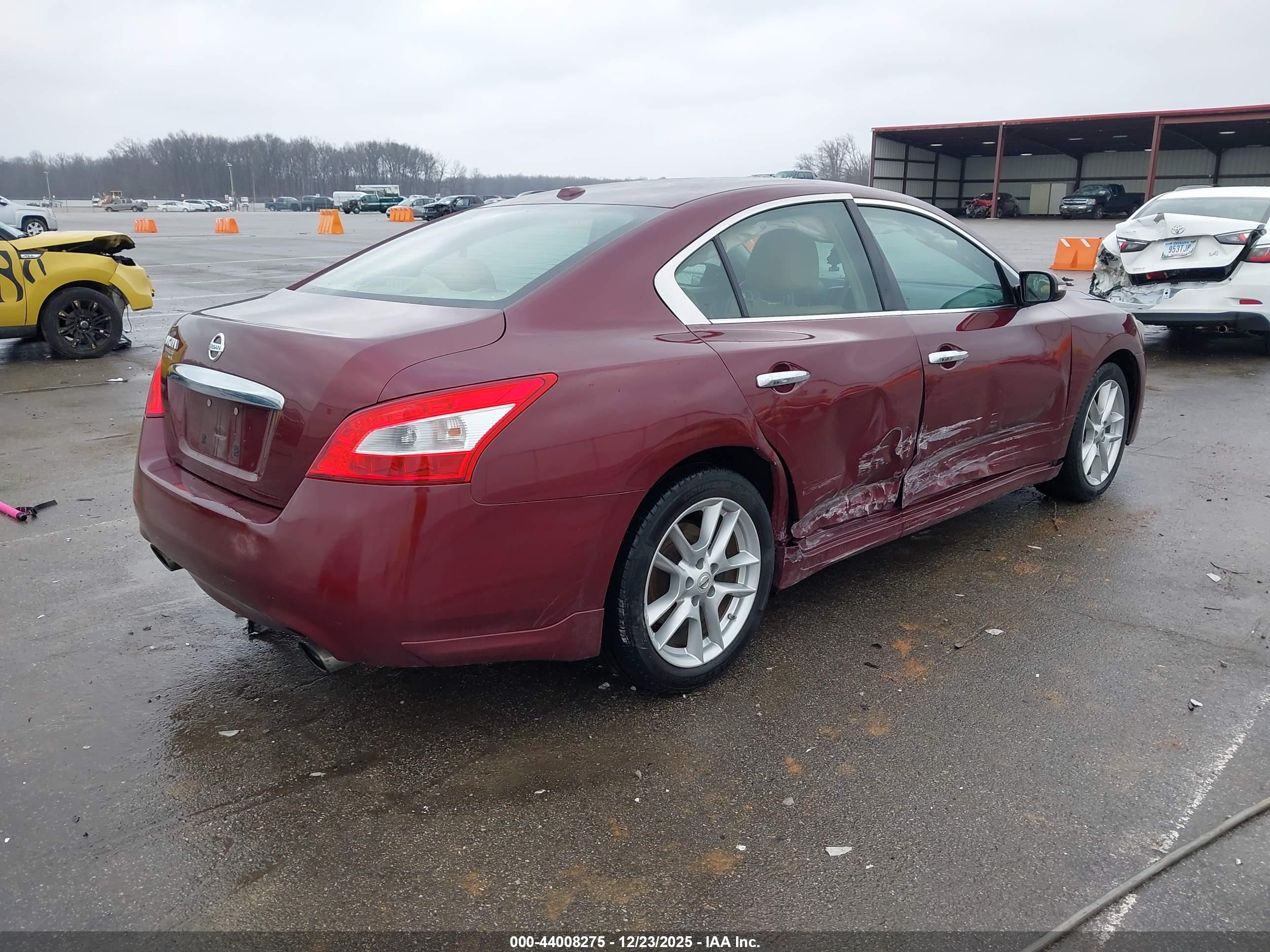NISSAN MAXIMA image 4