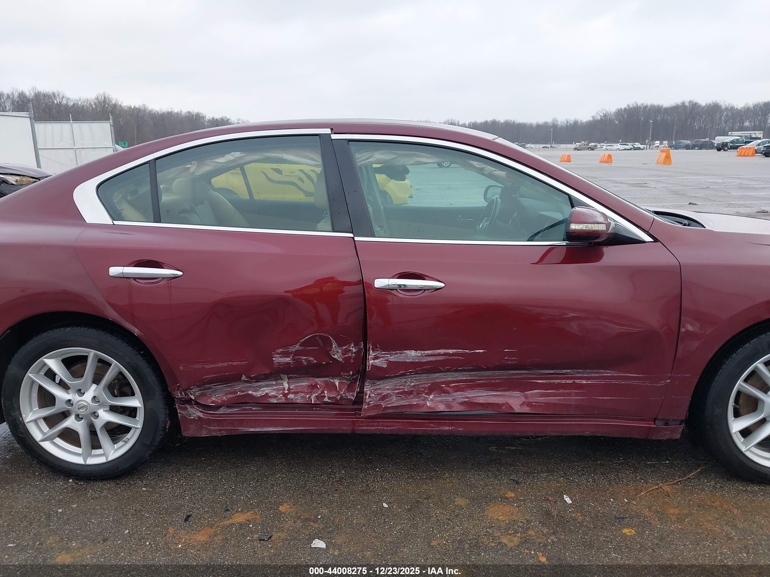 NISSAN MAXIMA image 6