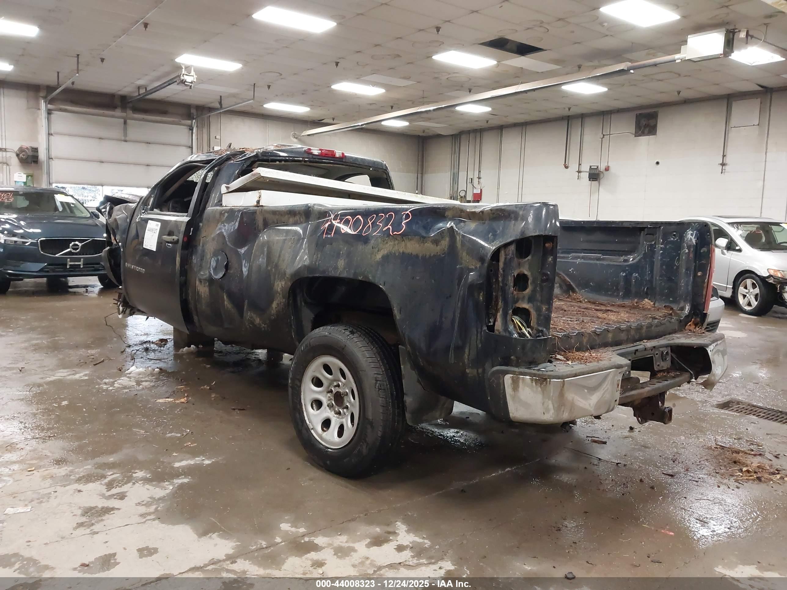 CHEVROLET SILVERADO image 3