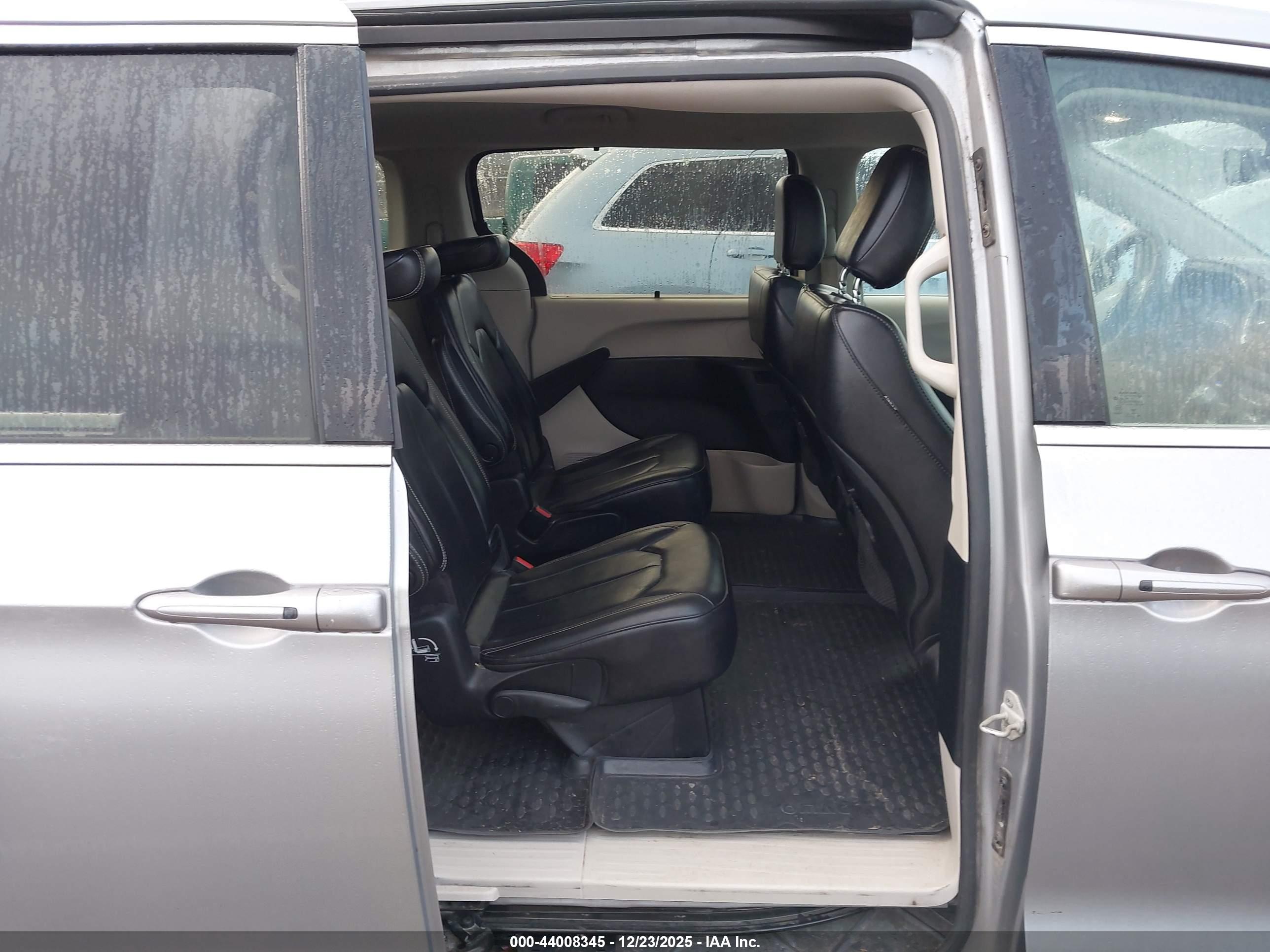 CHRYSLER VOYAGER image 8