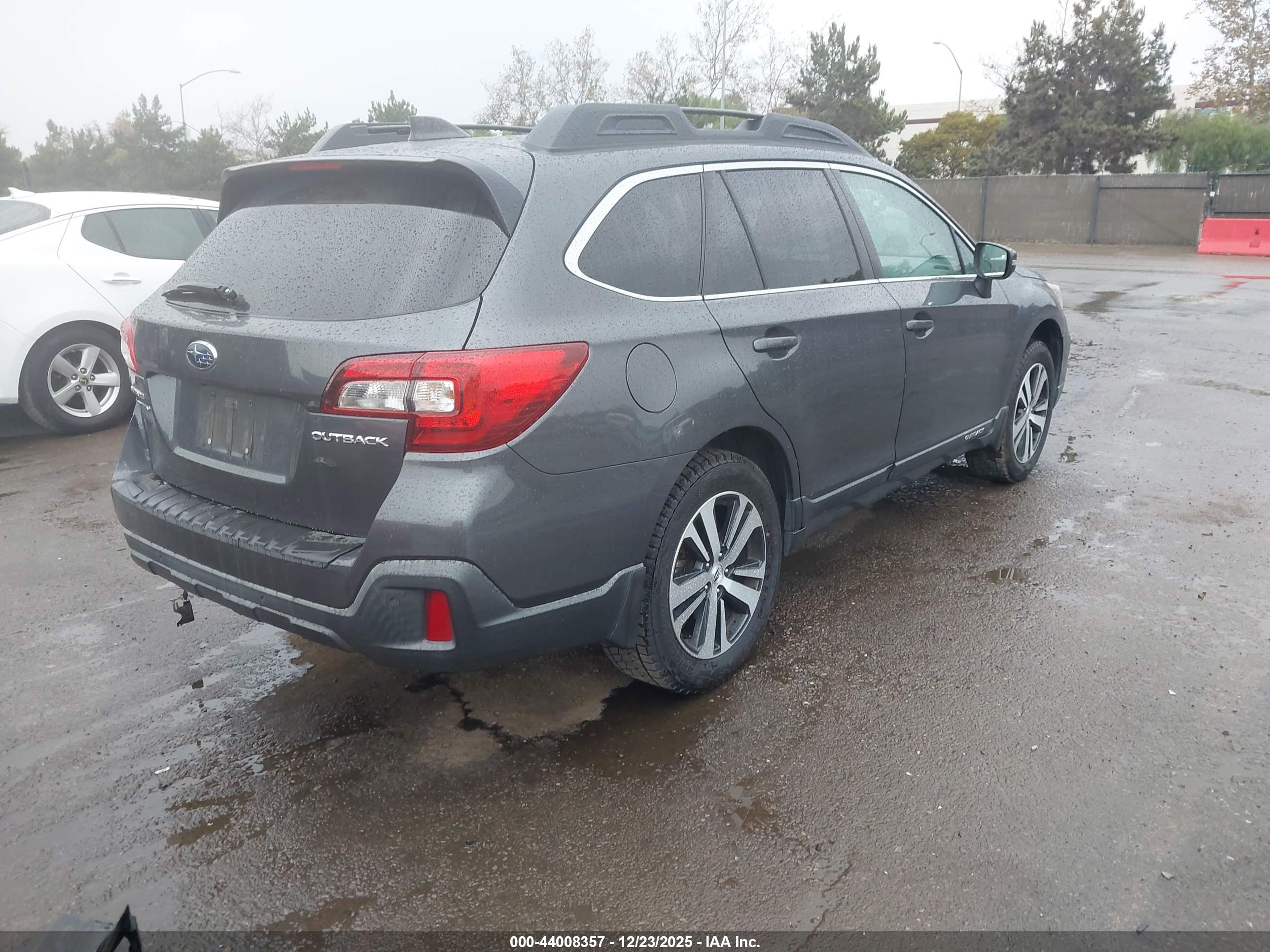 SUBARU OUTBACK image 4